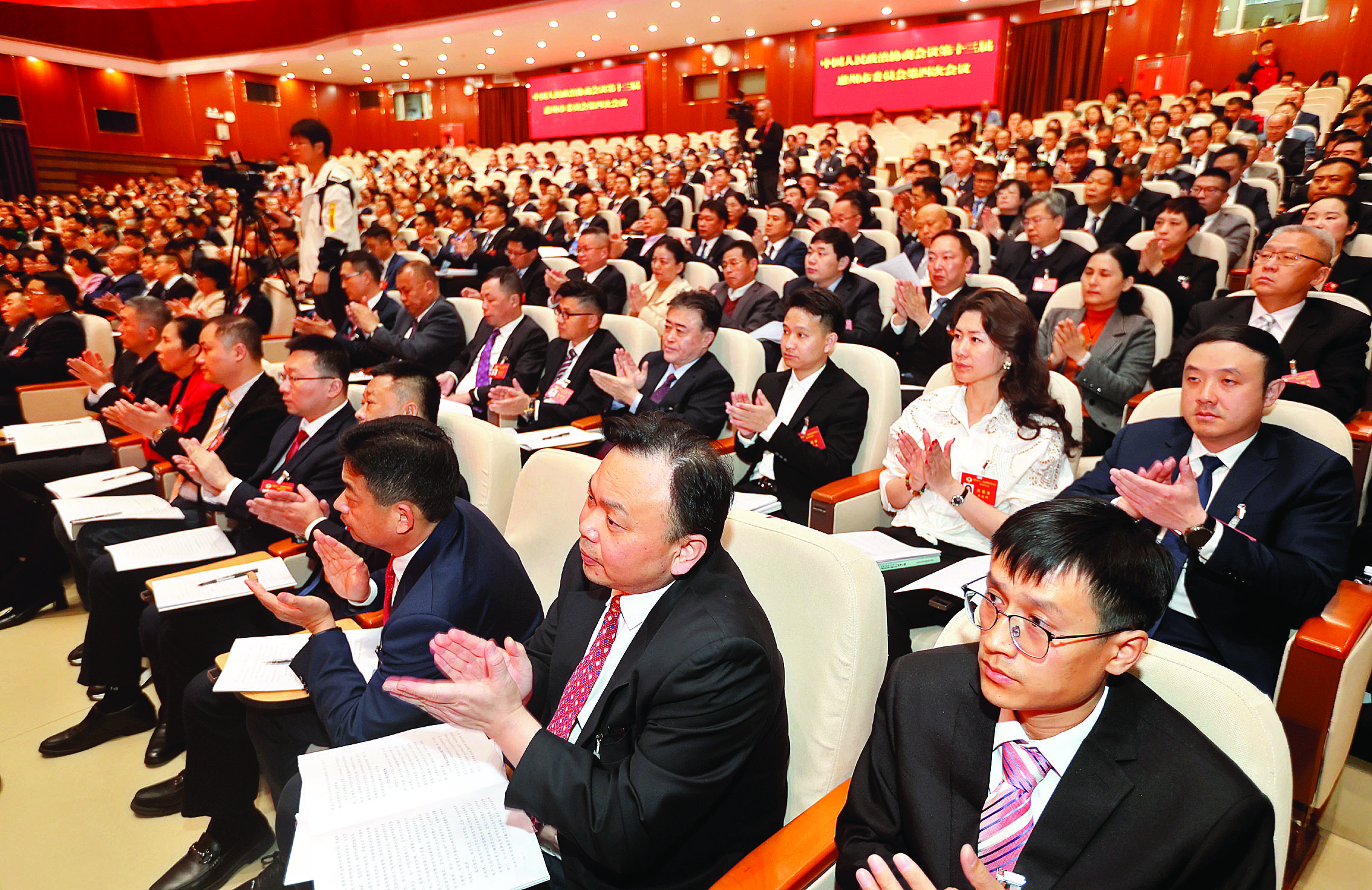     2月18日下午，中国人民政治协商会议第十三届惠州市委员会第四次会议在市会议中心开幕。    惠州日报记者李松权 杨建业 摄