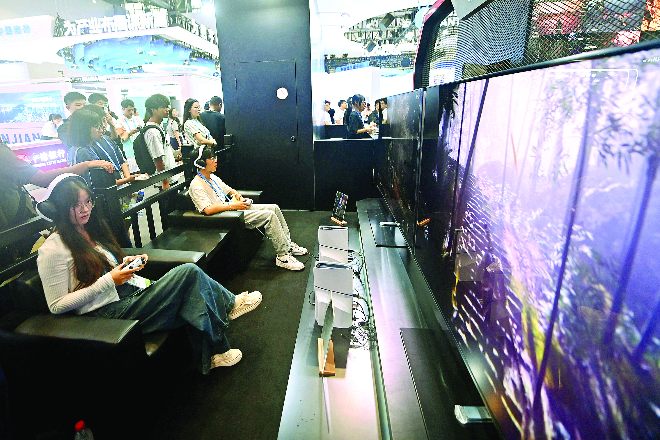     观众在体验国内首款3A游戏“黑神话·悟空”。新华社发