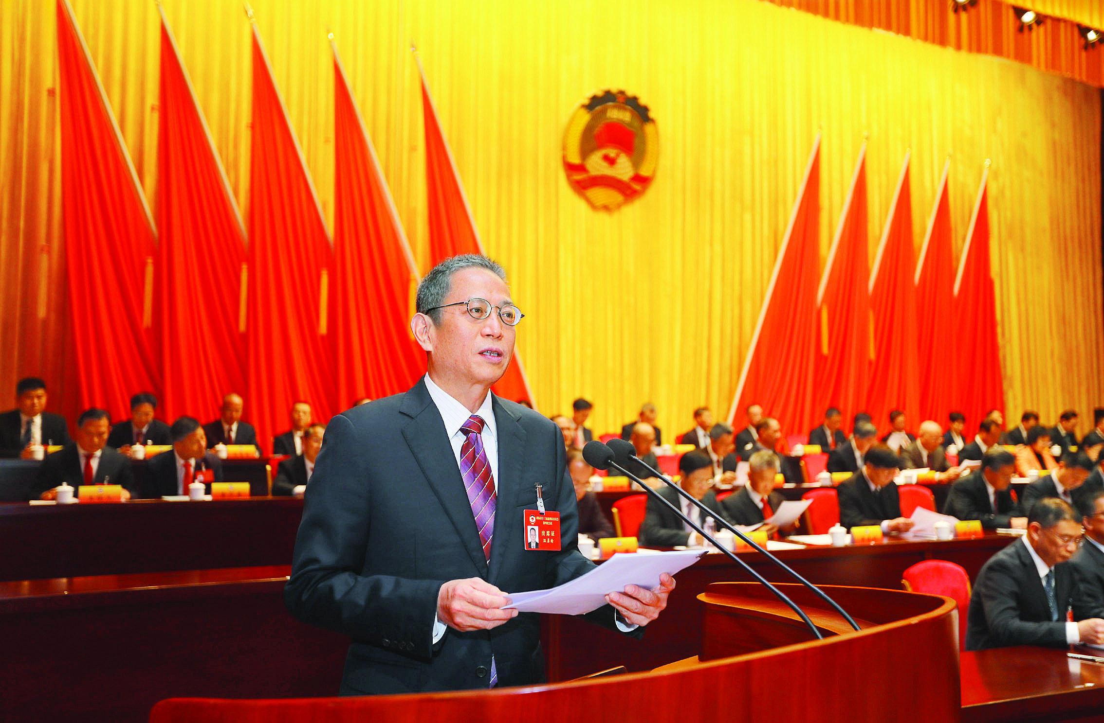     温勇瑜向大会作政协常委会工作报告。