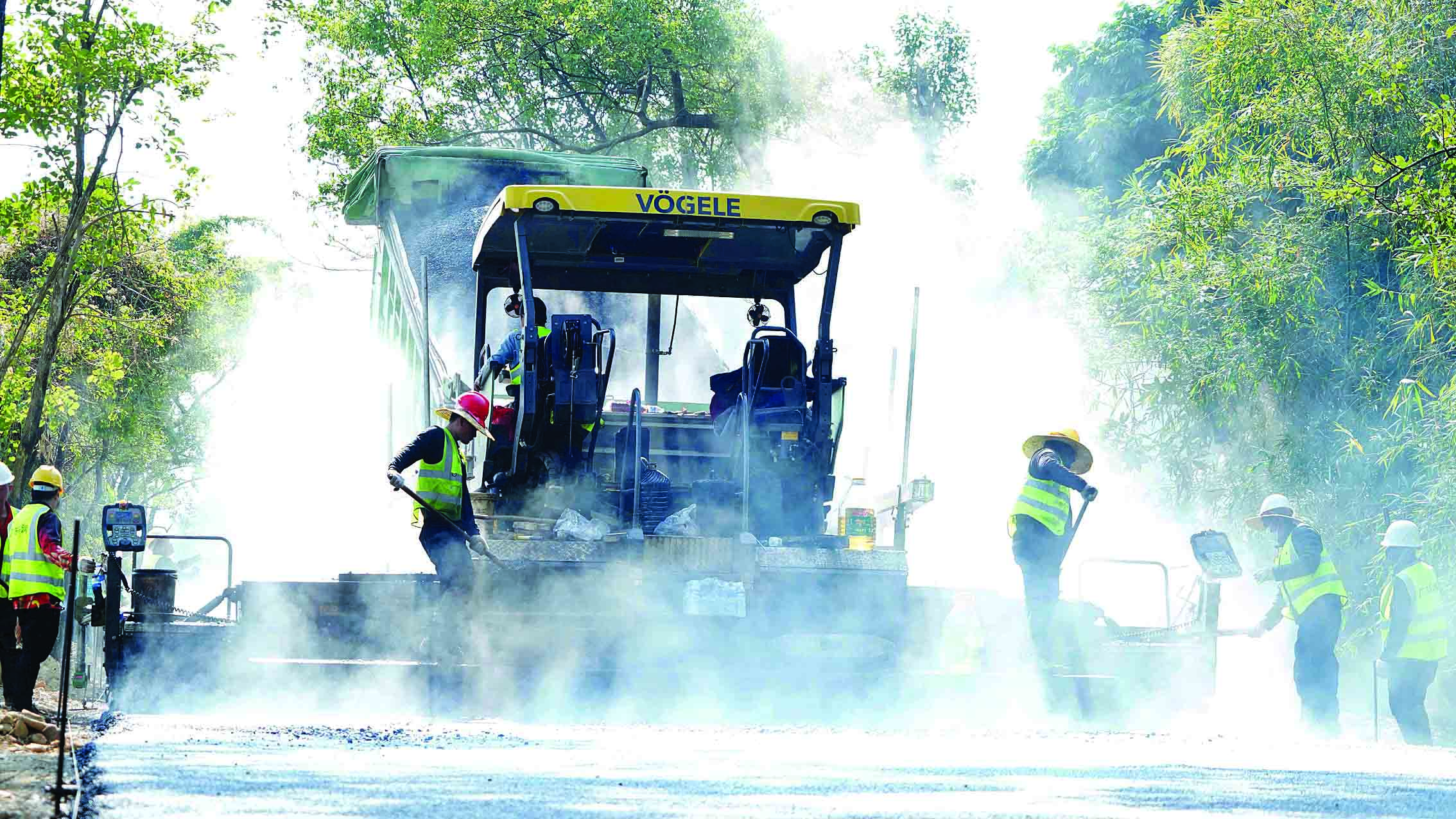     环南昆山—罗浮山县镇村高质量发展引领区最美旅游公路建设现场一片忙碌，如火如荼的施工场面宛若水墨画。