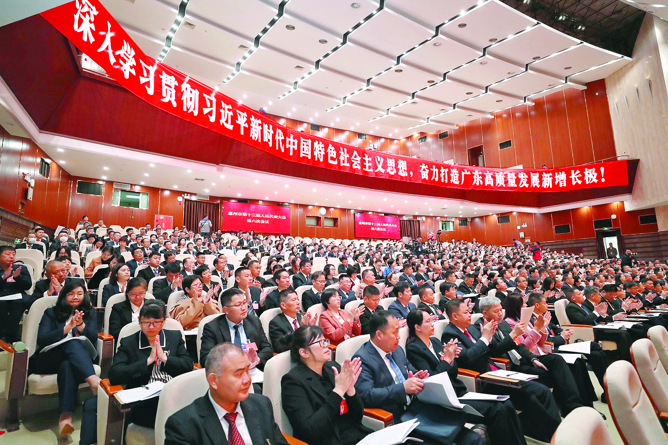    2月19日上午，惠州市第十三届人民代表大会第六次会议在市会议中心开幕。    惠州日报记者张艺明 摄