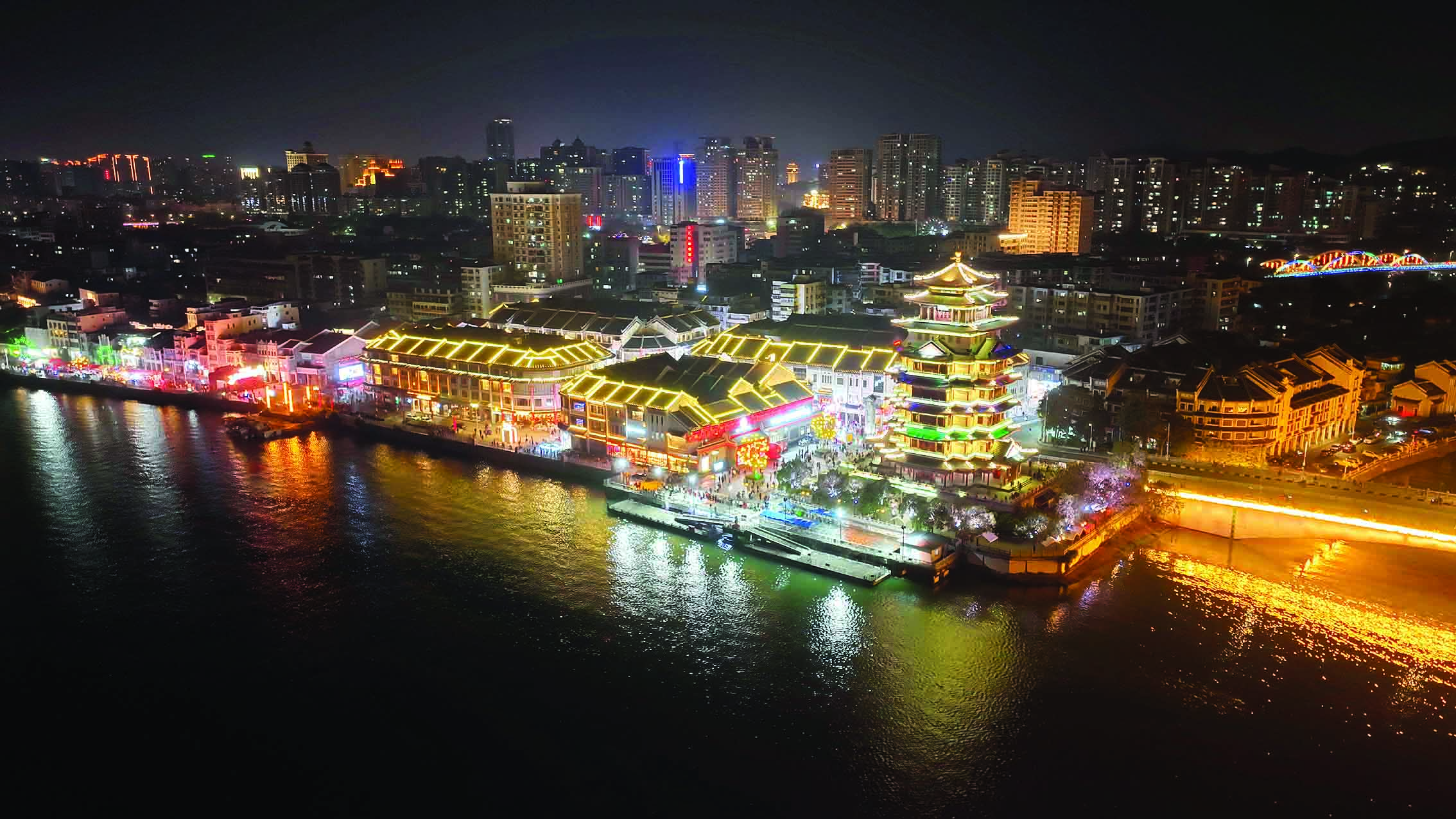     惠州水东街夜景。