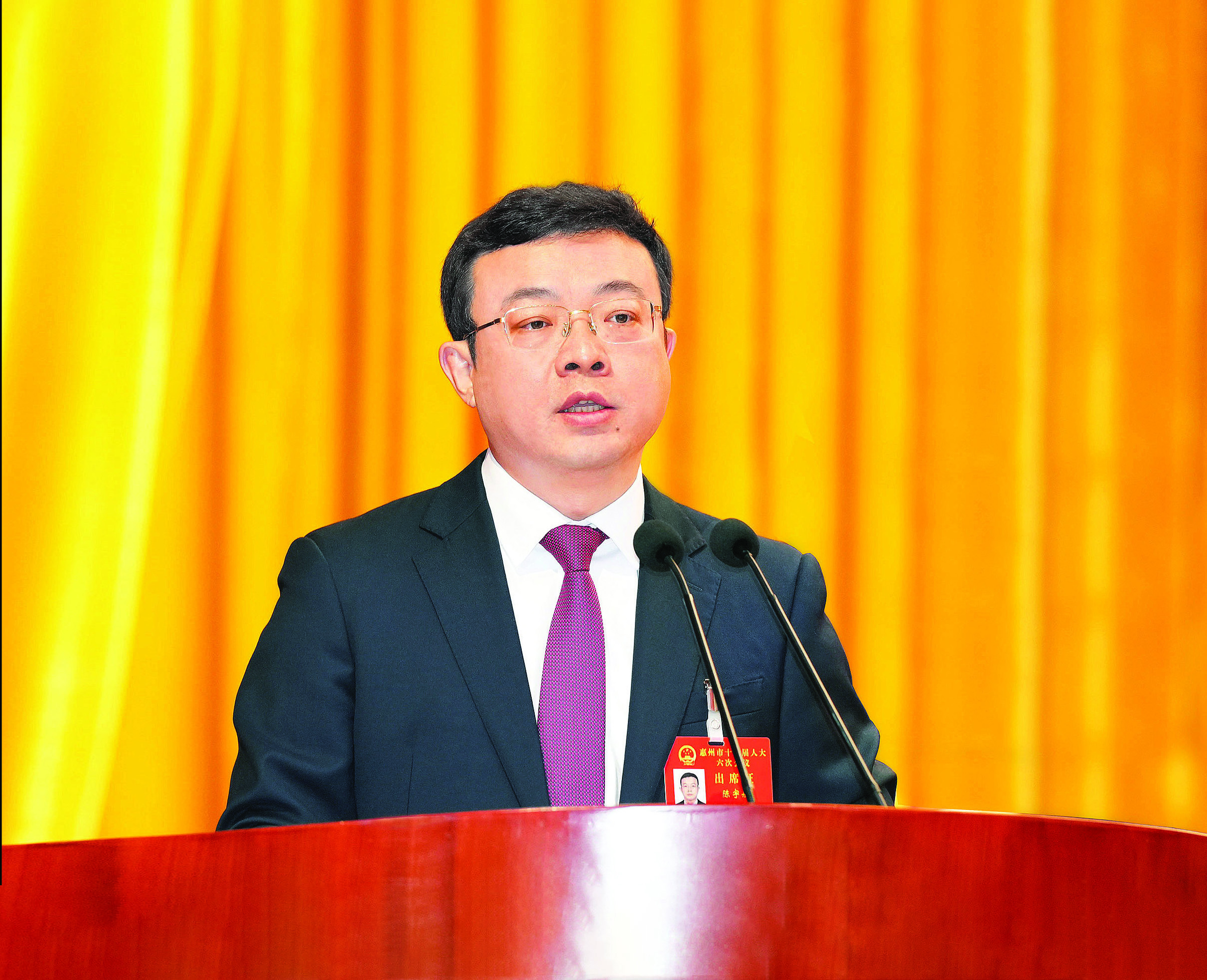     陈宇航向大会作政府工作报告。