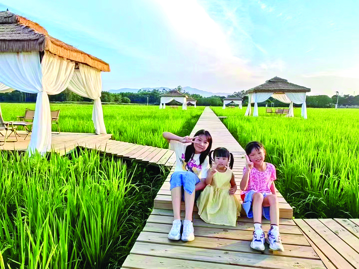     游人在陂头神村游玩。（资料图片）