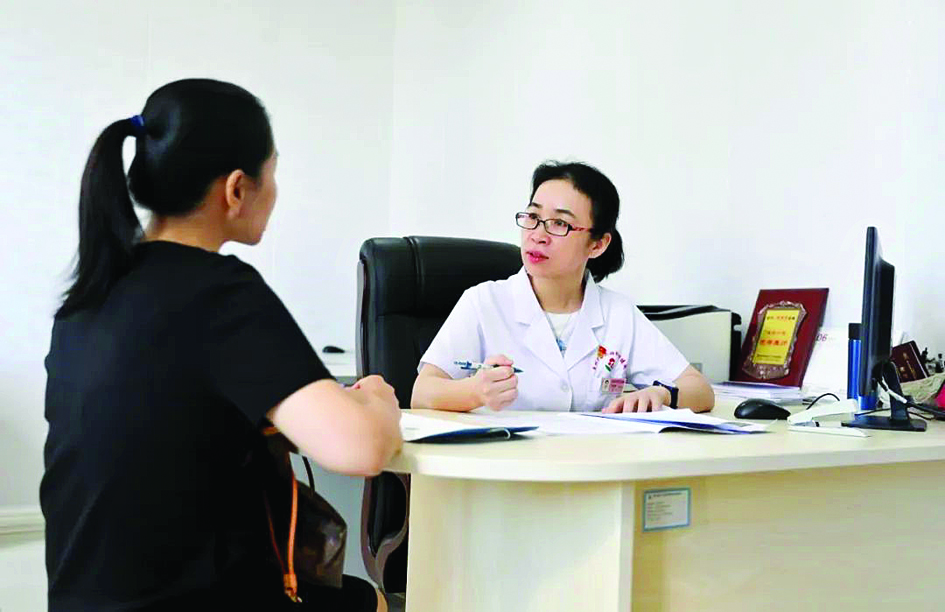     张丽雅在接诊患者。惠州日报记者彭红霞 通讯员李燕 摄