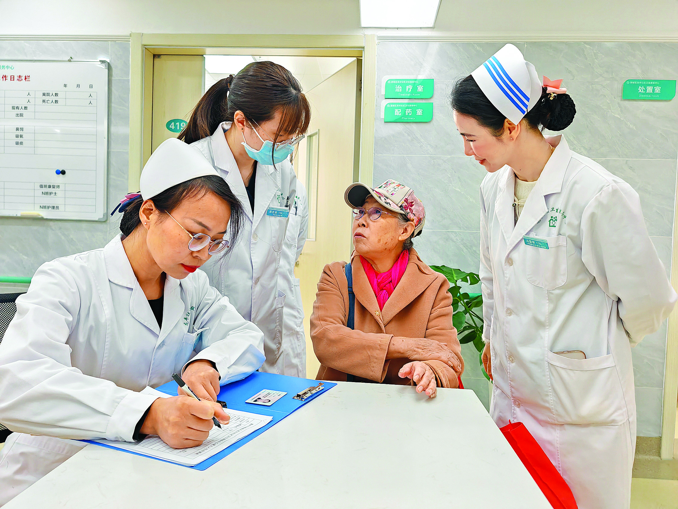     群众在惠城区一家医养结合服务中心咨询。 惠州日报记者周智聪 摄