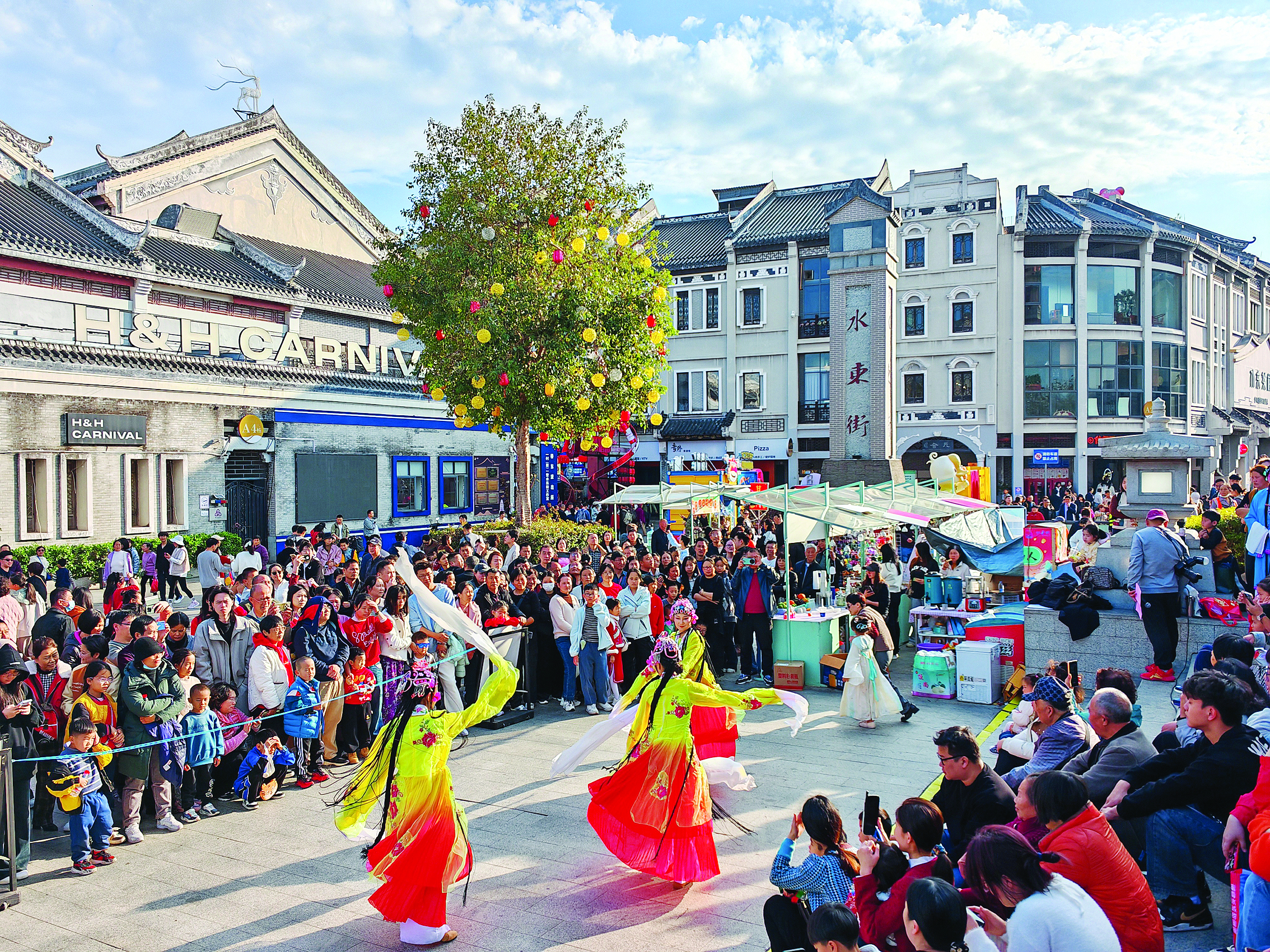     戏曲艺术节日前在合江楼广场上演，吸引了众多市民游客驻足观赏。惠州东江图片社供图
