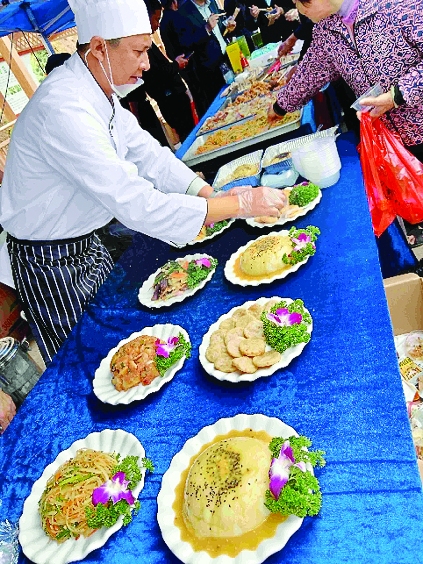 <p>    马铃薯文化节上的“薯”食诱惑。</p>