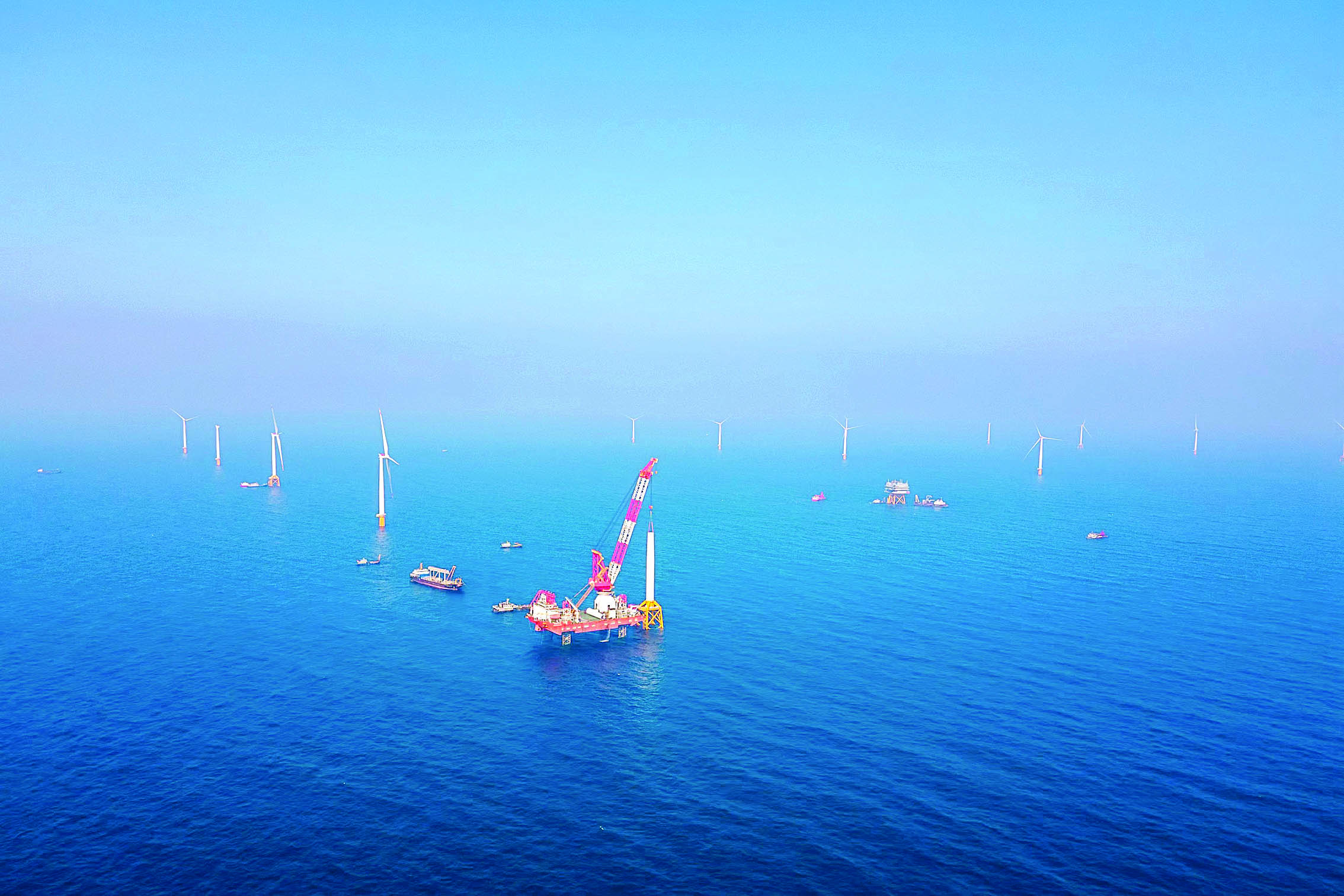     惠州引进一大批好项目大项目，不断积蓄发展新动能。这是惠州港口海上风电项目。惠州东江图片社供图