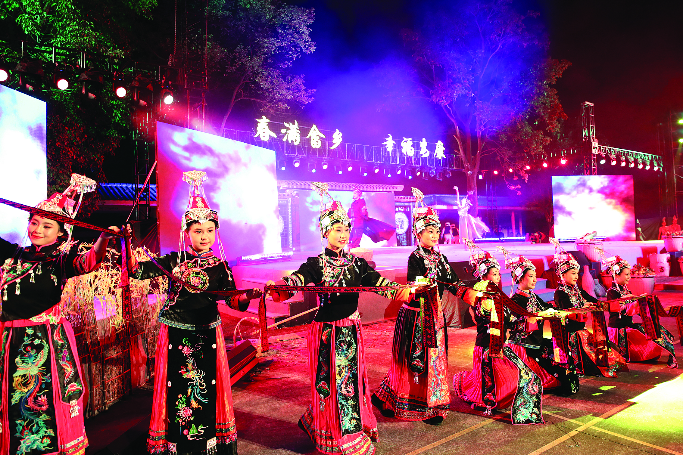     “春满畲乡 幸福安康”2025全国春节“村晚”示范展示活动在博罗县横河镇嶂背村举行。    惠州日报记者钟畅新 摄