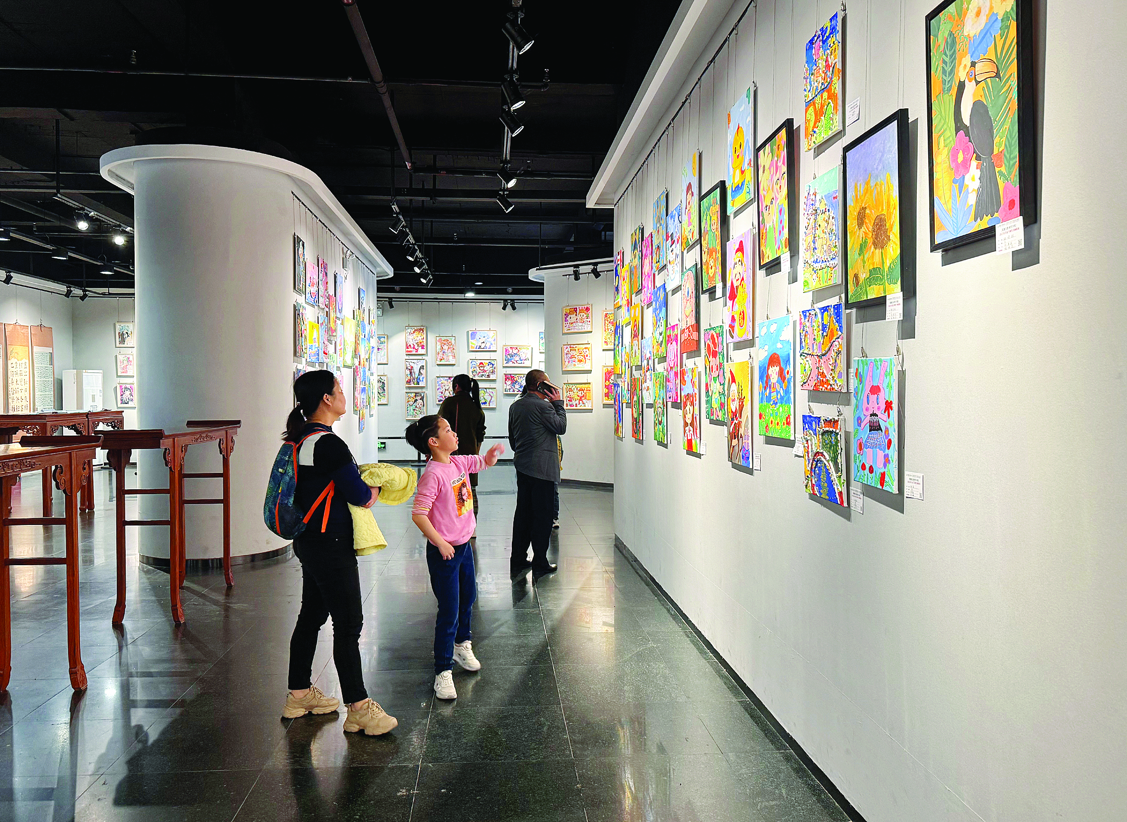     市民在观展。惠州日报记者龚妍 摄