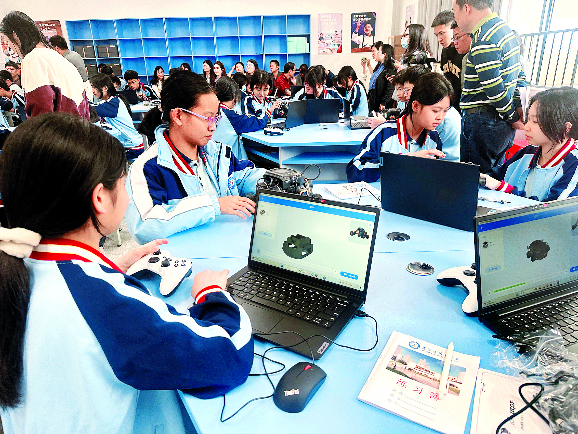     同学们体验以《AI城市奇兵》为主题的人工智能公开课。