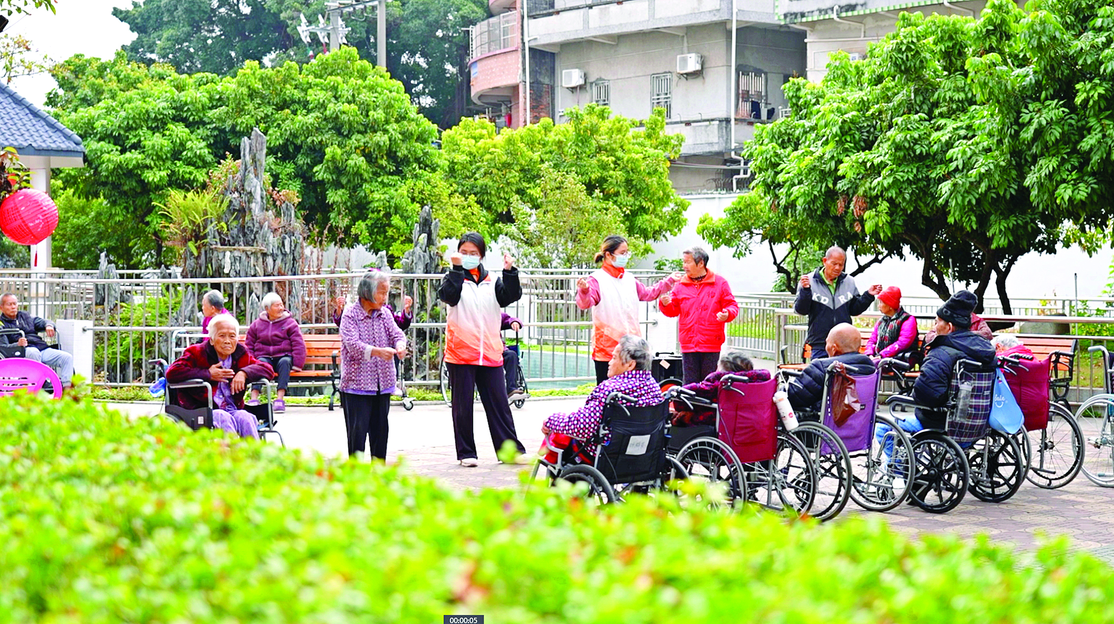     老人在工作人员的带领下做游戏。