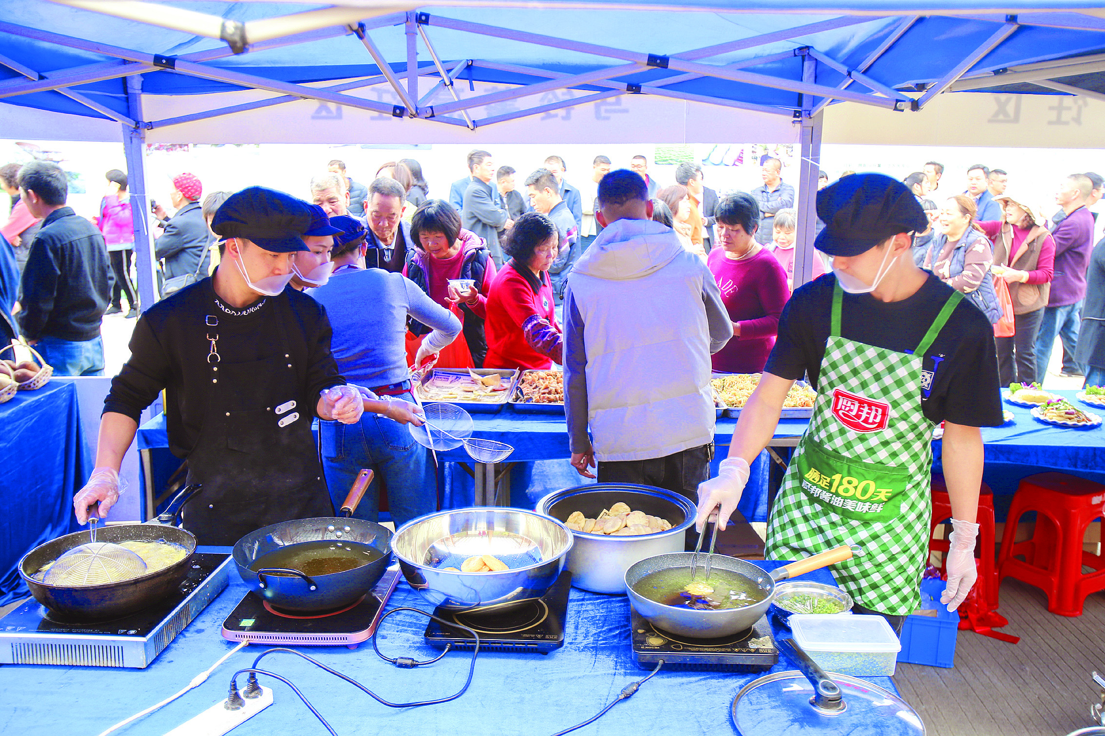     活动现场烹饪马铃薯菜肴并提供试吃。惠州东江图片社供图