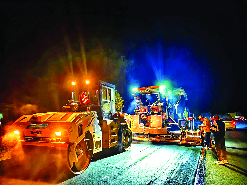     日前，首段沥青摊铺工作现场。    惠州日报记者黄宇翔 通讯员龙融心 摄