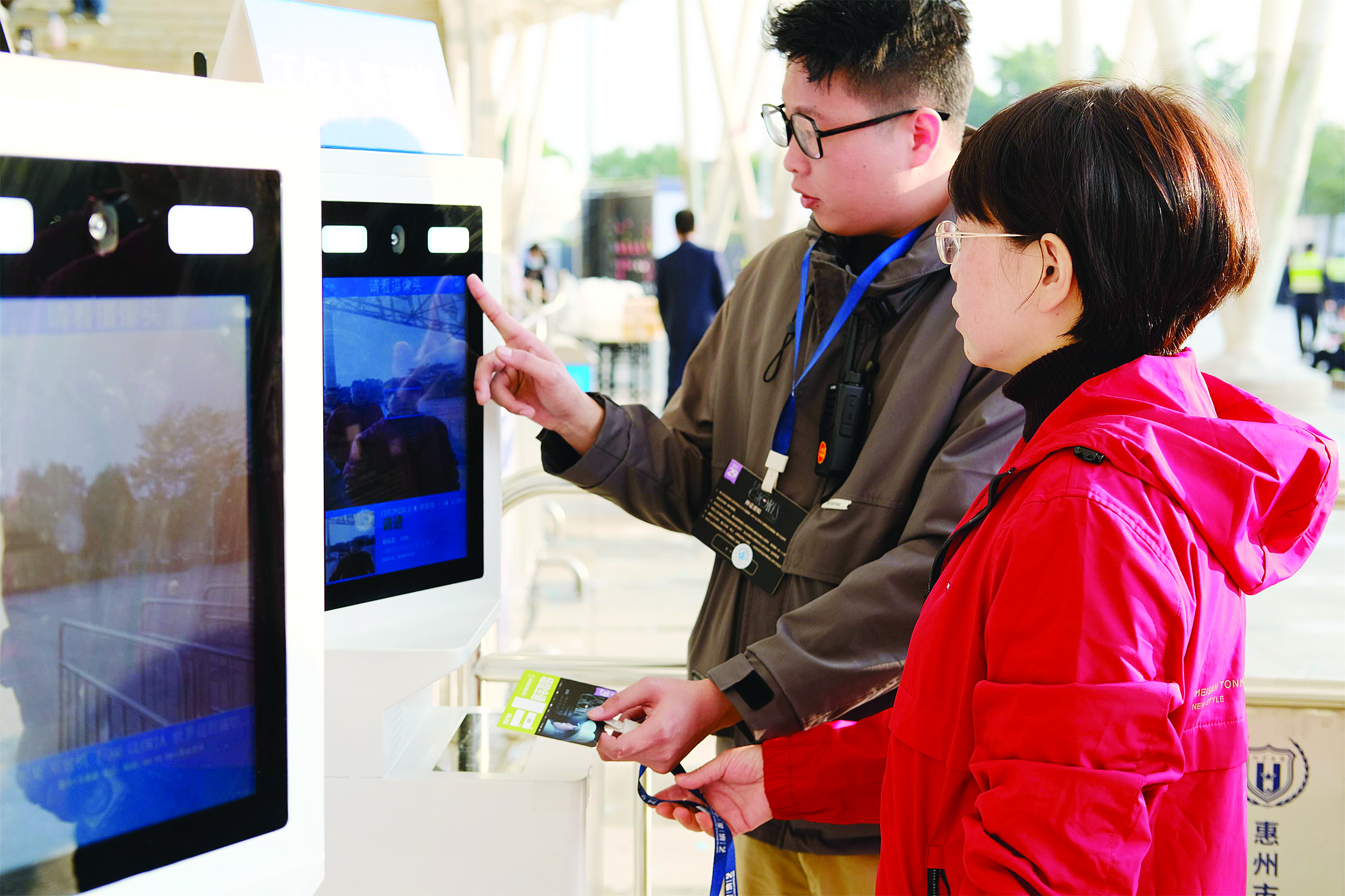 <p>    场馆工作人员检查设备做好保障服务。</p>