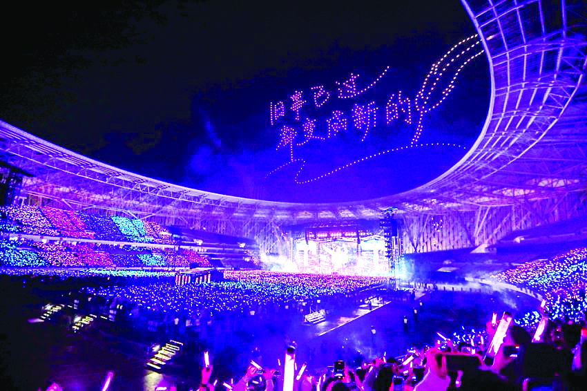 <p>    邓紫棋演唱会现场座无虚席。</p>