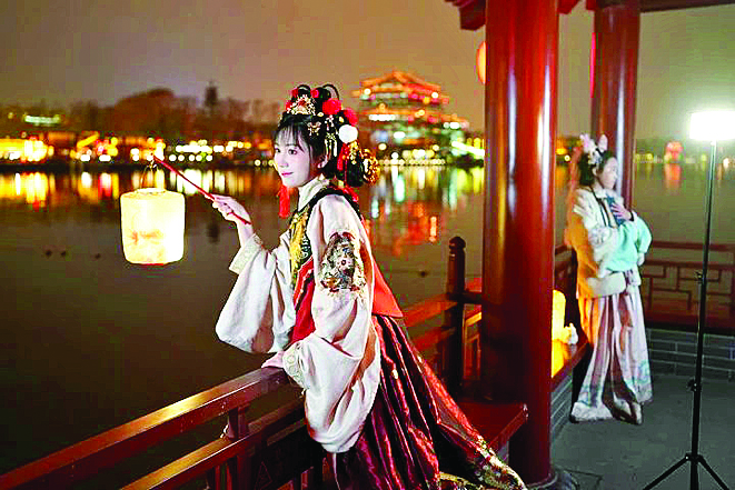     游客在西安大唐芙蓉园拍照游玩。新华社发