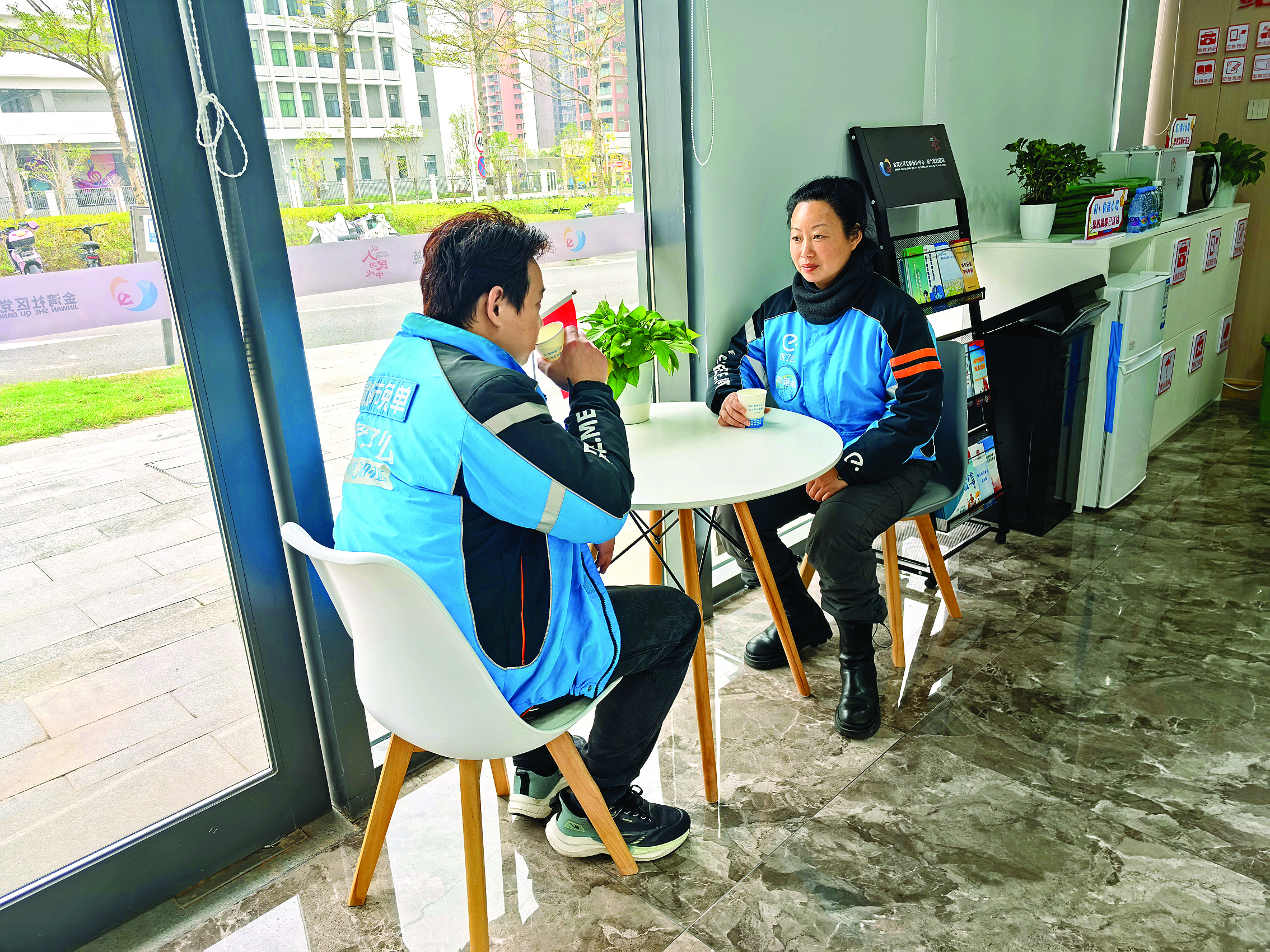     金湾社区党群服务中心琥珀园站内一片区域专门打造成暖“新”驿站。