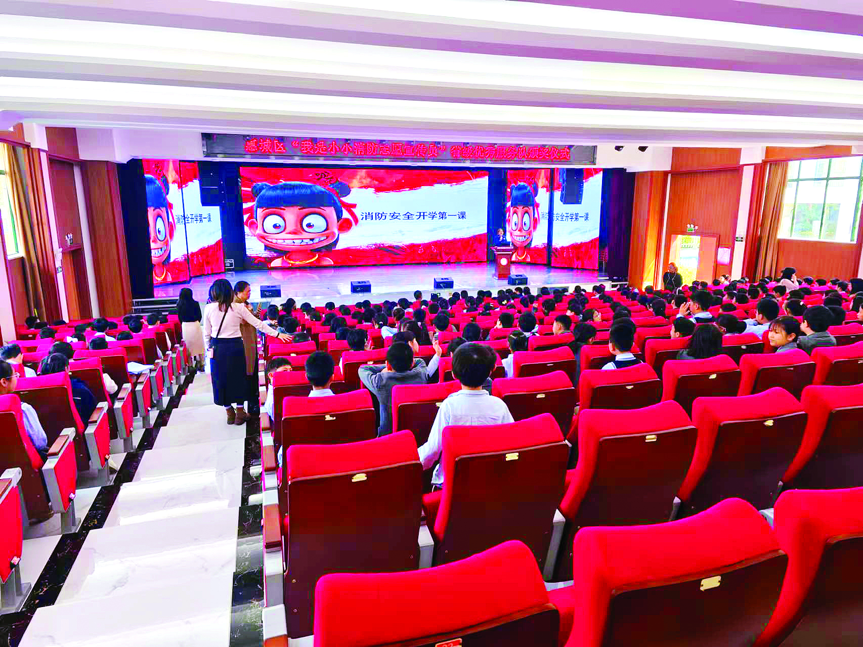     学生在上消防安全开学第一课。惠州日报记者谭琳 通讯员李春燕 摄