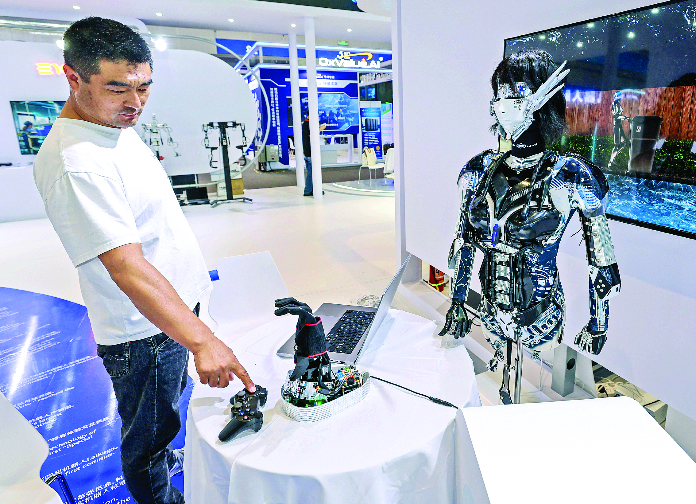     2024年9月25日，第三届全球数字贸易博览会在杭州大会展中心开幕，图为参观者在人形机器人展区了解形态各异的机器人。新华社发