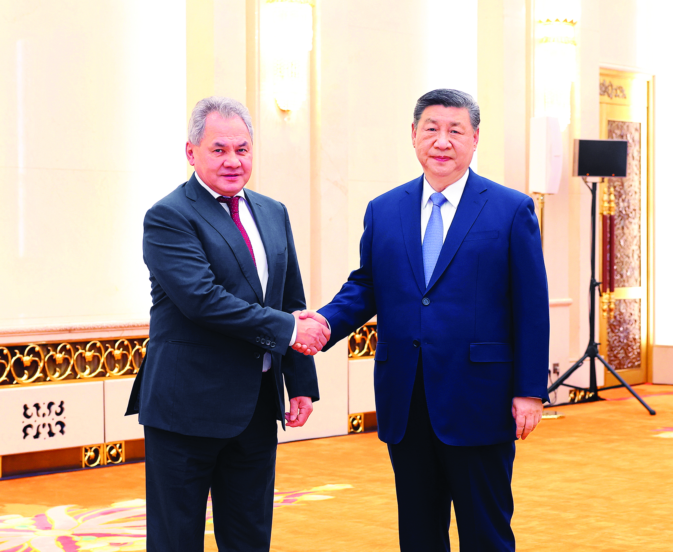     右图：2月28日下午，国家主席习近平在北京人民大会堂会见俄罗斯联邦安全会议秘书绍伊古。新华社发