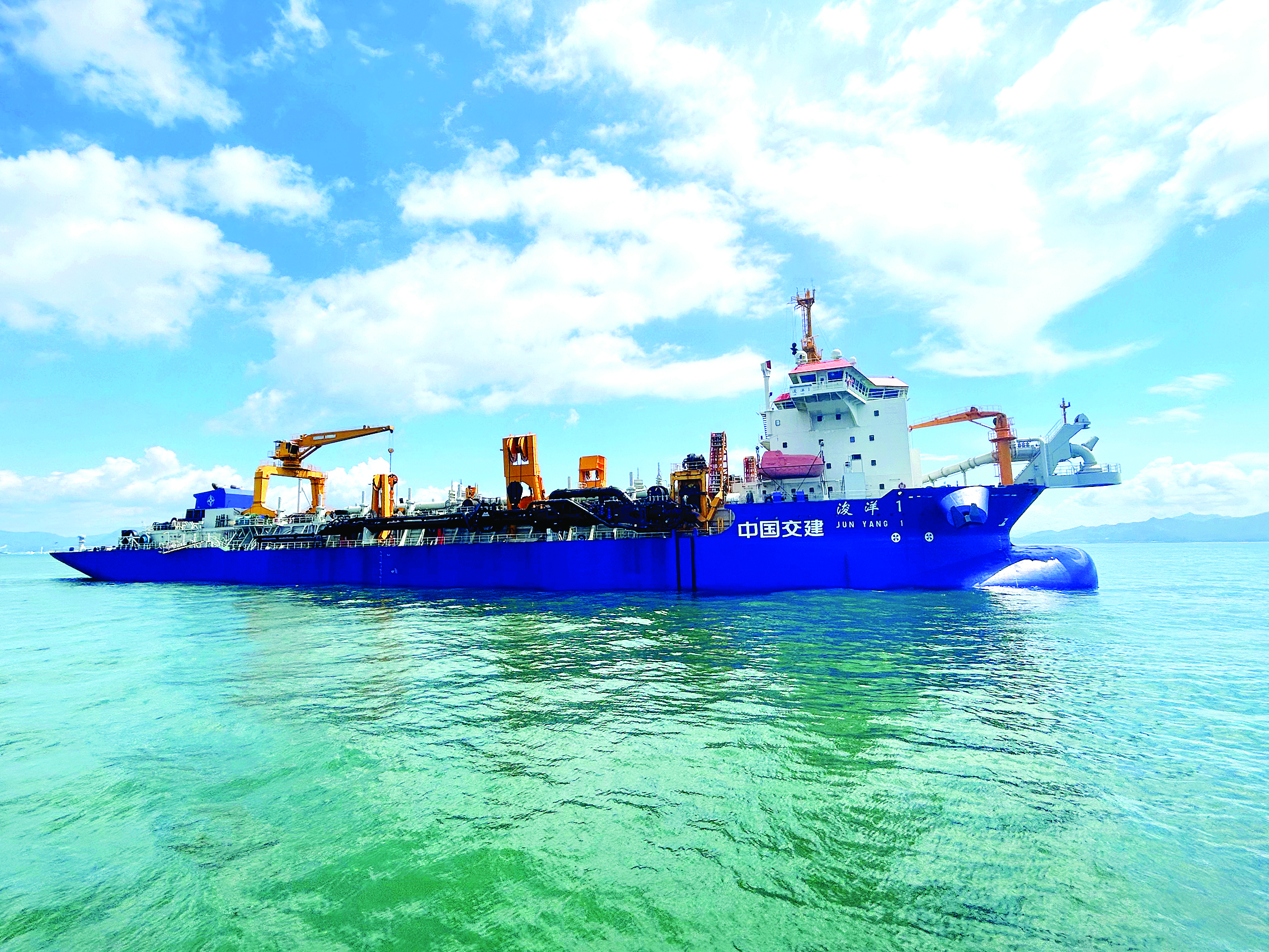    亚洲最大自航耙吸挖泥船“浚洋1”在惠州港东联作业区进港航道施工。