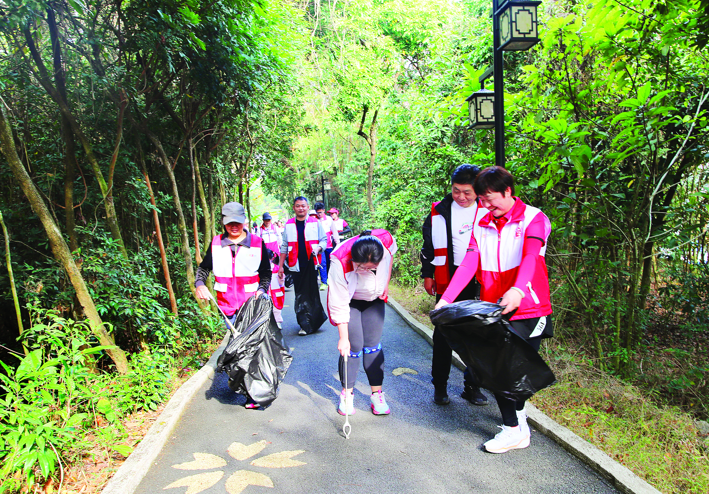     志愿者在惠城区江南街道七联村捡跑。惠州日报记者钟畅新 摄