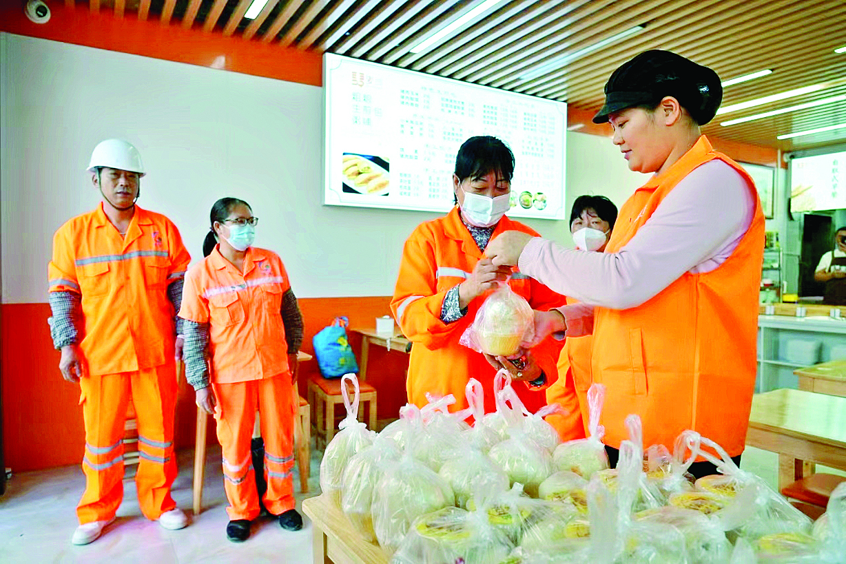     麦尚粗粮生煎包粥铺为环卫工人提供爱心早餐。