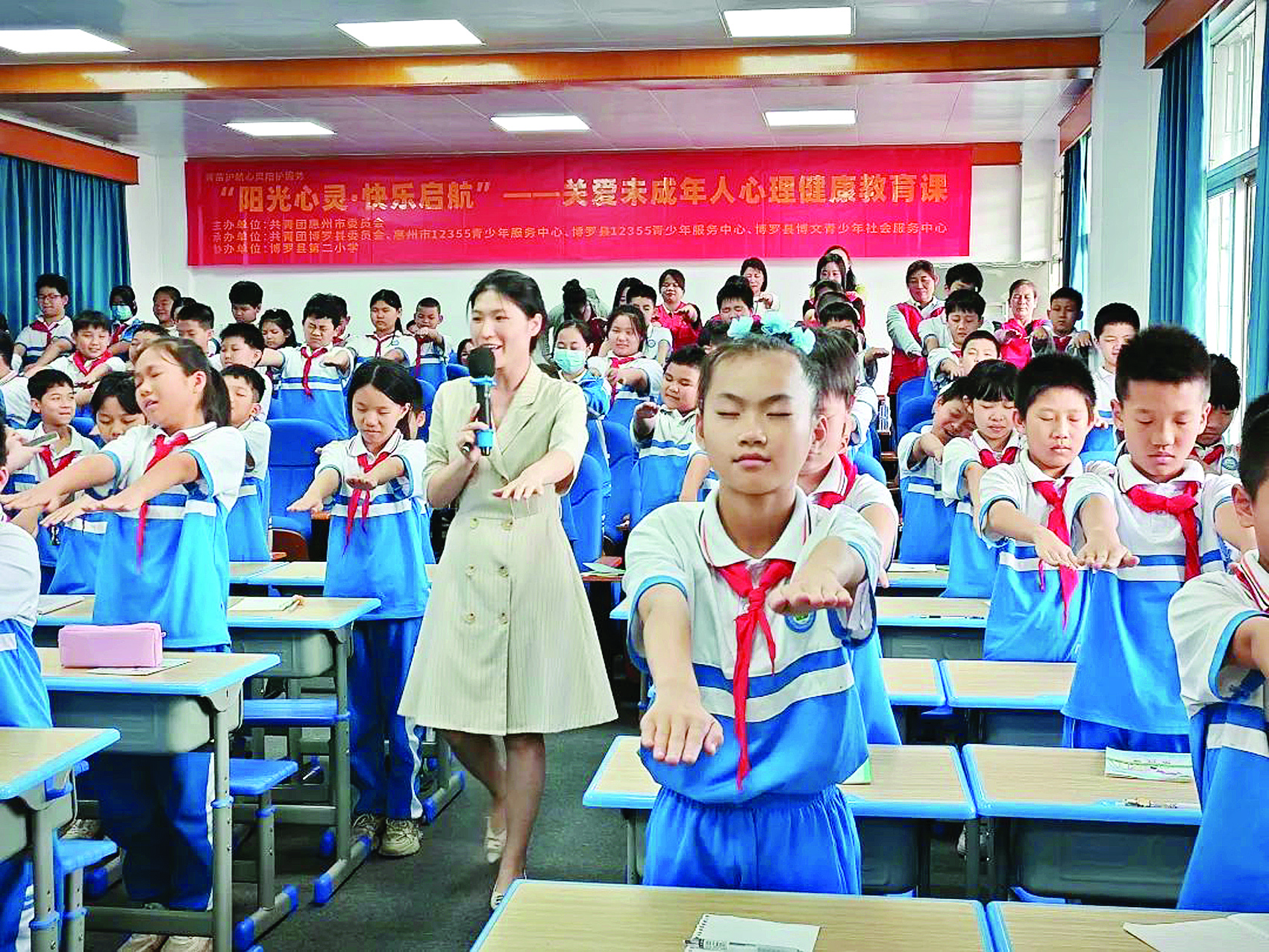     市12355青少年服务中心送课入校。