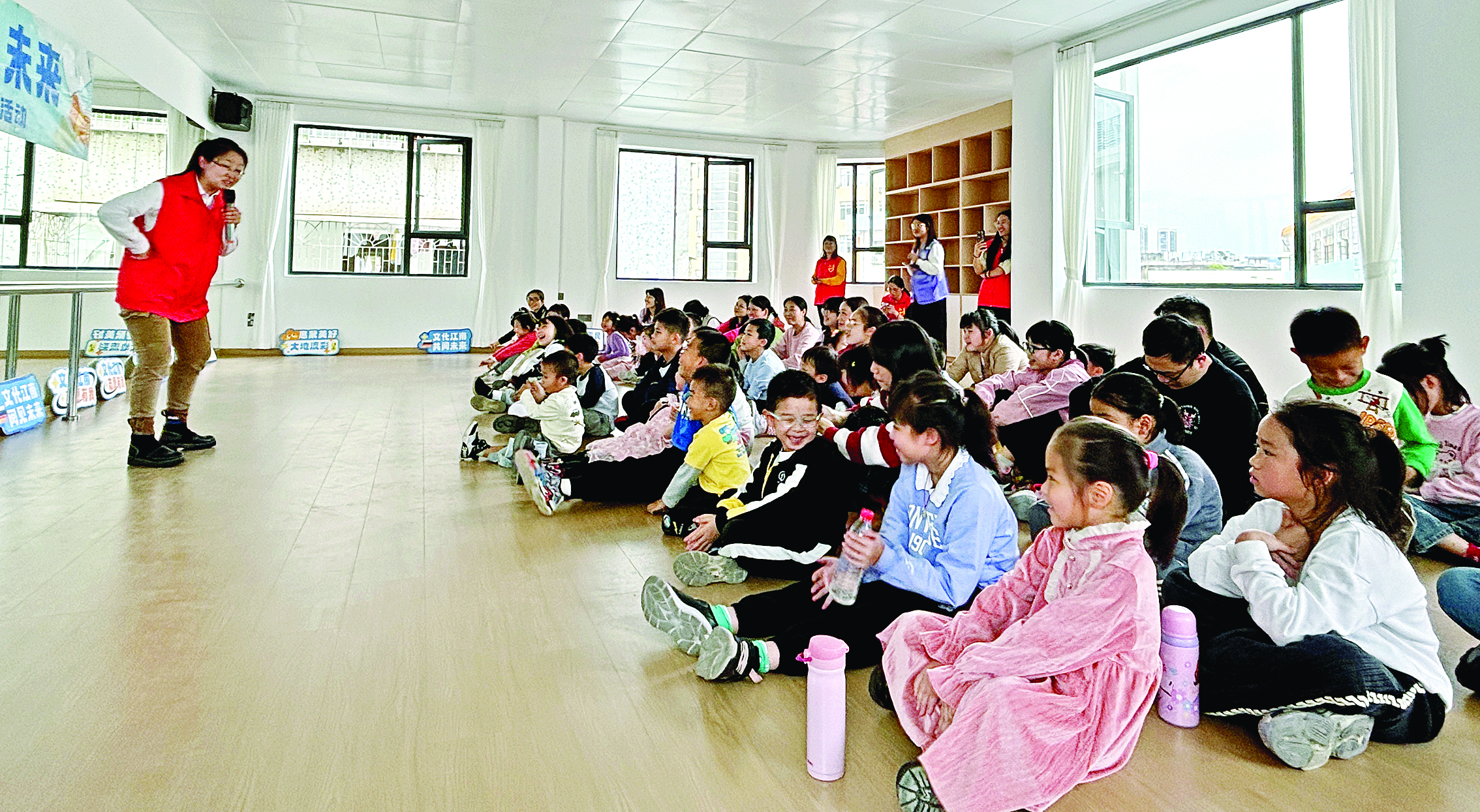     志愿者为亲子家庭带来《哪吒闹海》故事会。    惠州日报记者彭红霞 通讯员吕嘉琪 摄