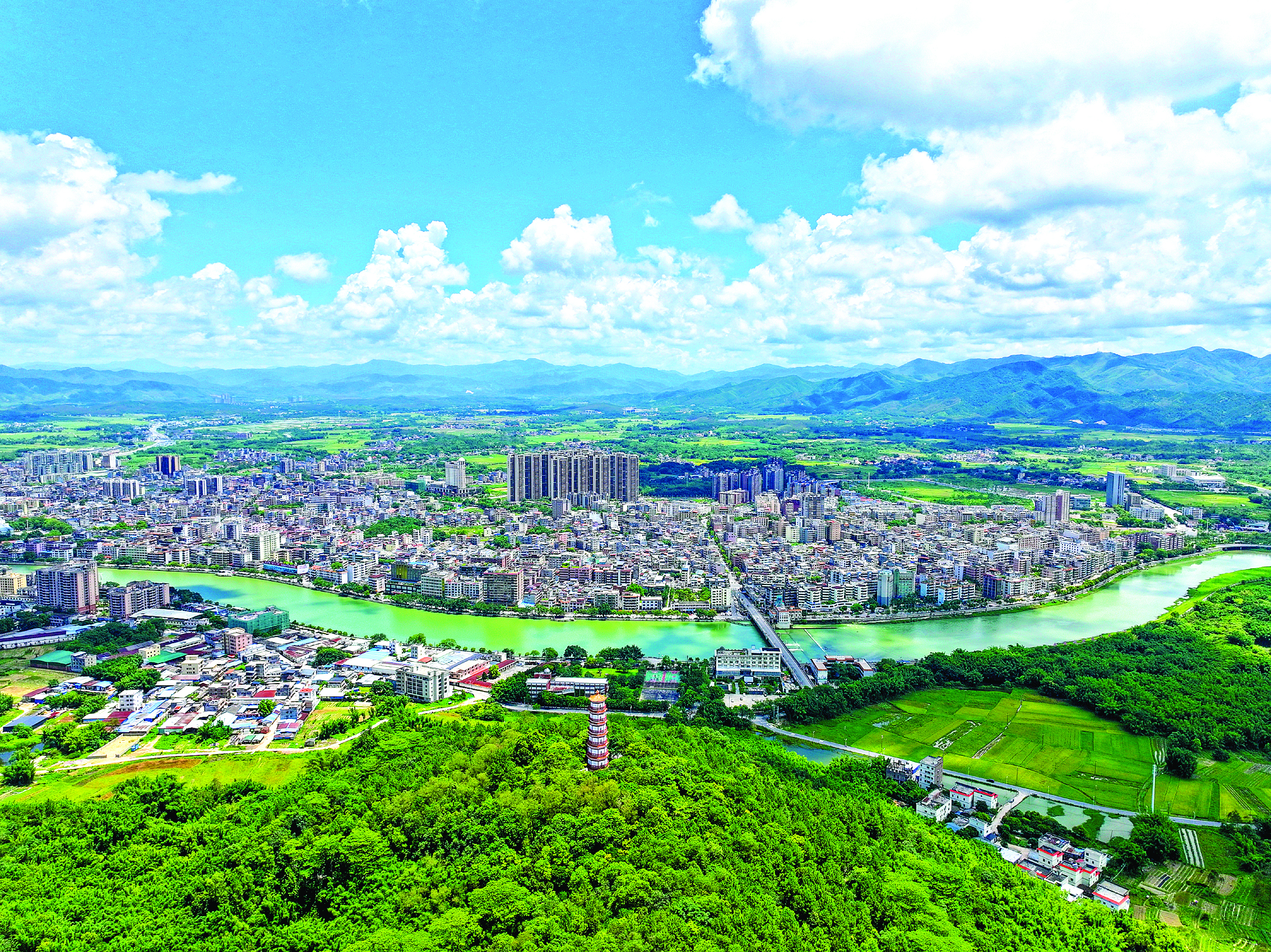     龙门全方位增进民生福祉，持续擦亮幸福底色。这是龙门县城风光。惠州日报记者黄宇翔 通讯员龙门宣 摄