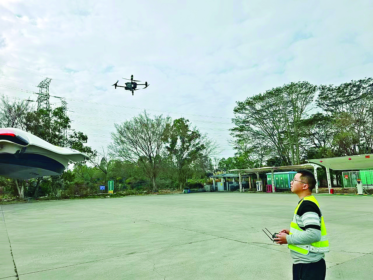     工作人员使用无人机采集数据，为管理决策提供数据支撑。本组图片 惠州日报记者邱舒婷 通讯员戴敏慧 摄