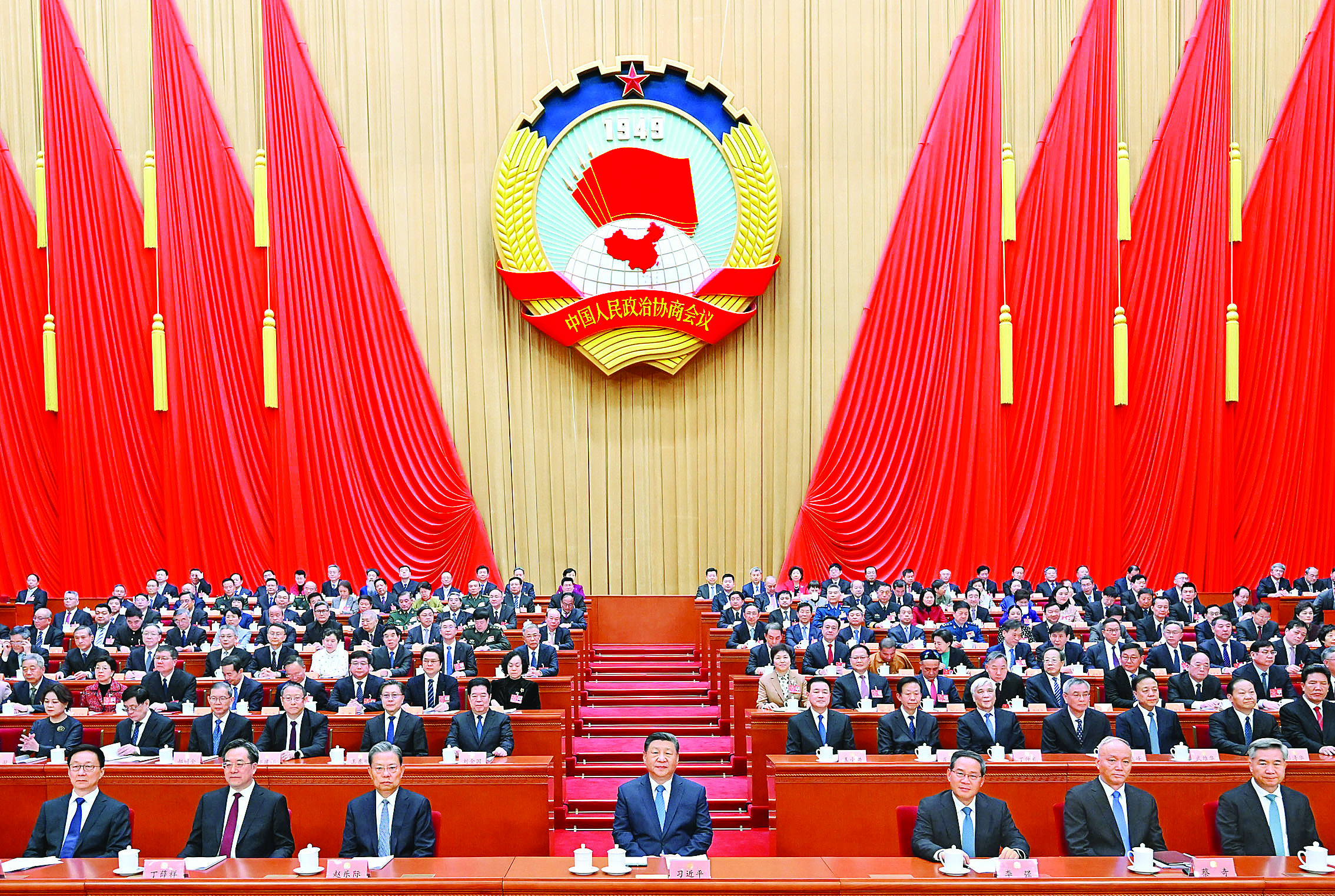     3月4日下午，中国人民政治协商会议第十四届全国委员会第三次会议在北京人民大会堂开幕。这是习近平、李强、赵乐际、蔡奇、丁薛祥、李希、韩正在主席台就座。    新华社发