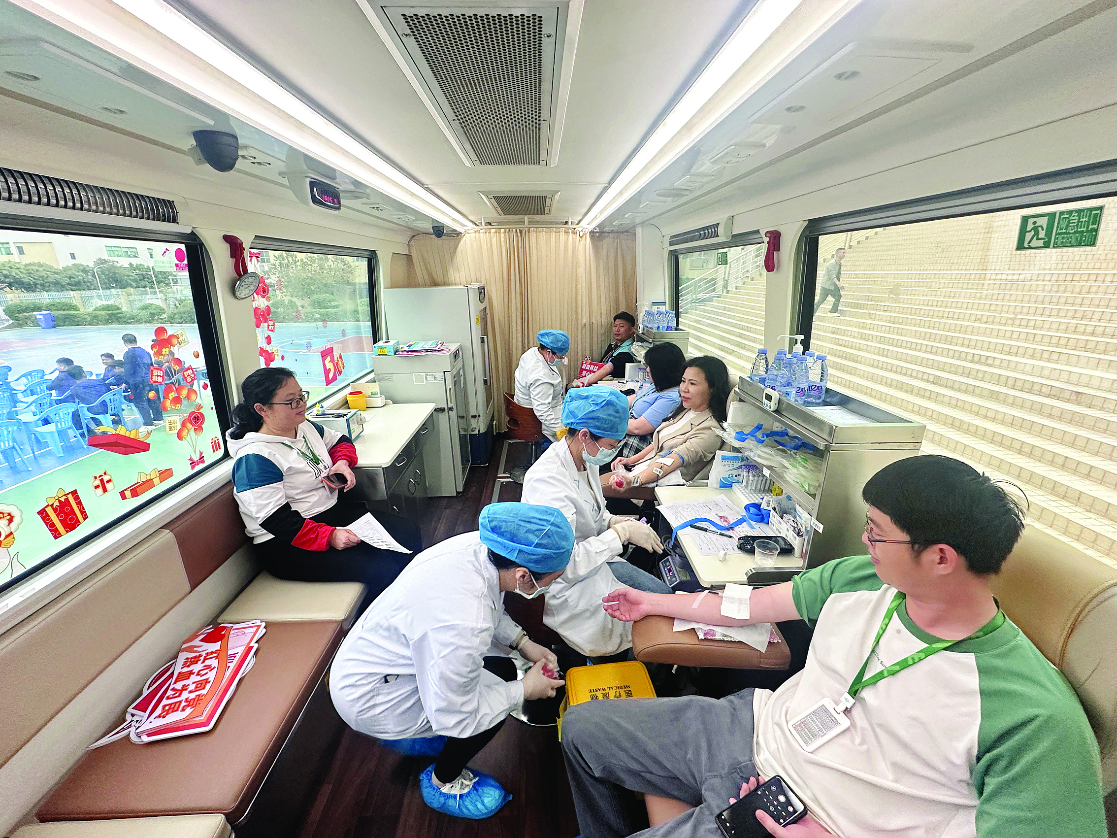 <p>员工们登上采血车无偿献血。</p>