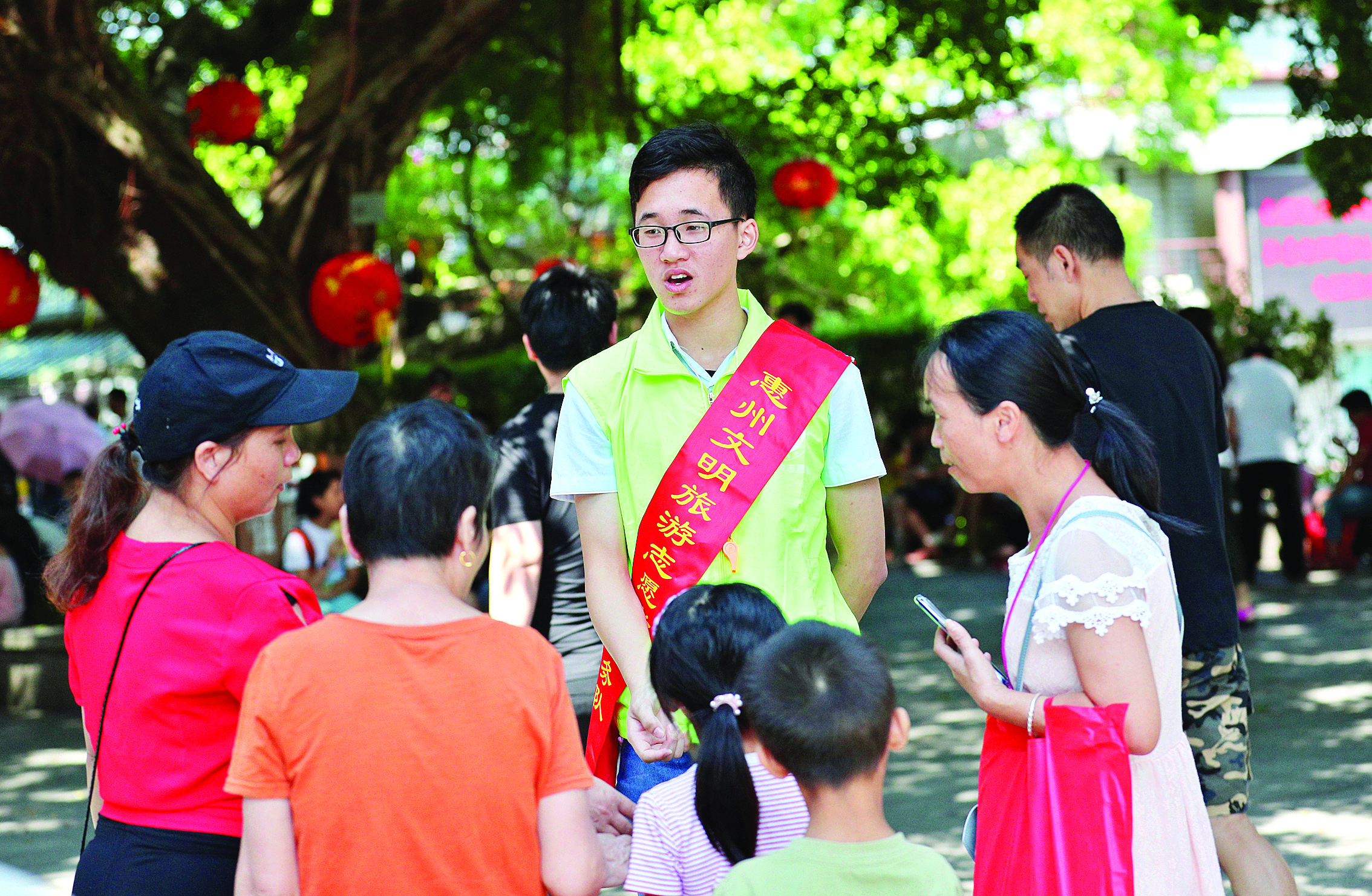     志愿者在惠州西湖景区服务游客。惠州日报记者钟畅新 摄