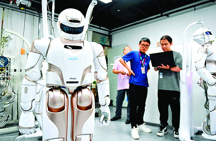     在位于深圳市南山区智园的优必选总部，工作人员对人形机器人进行测试。新华社发