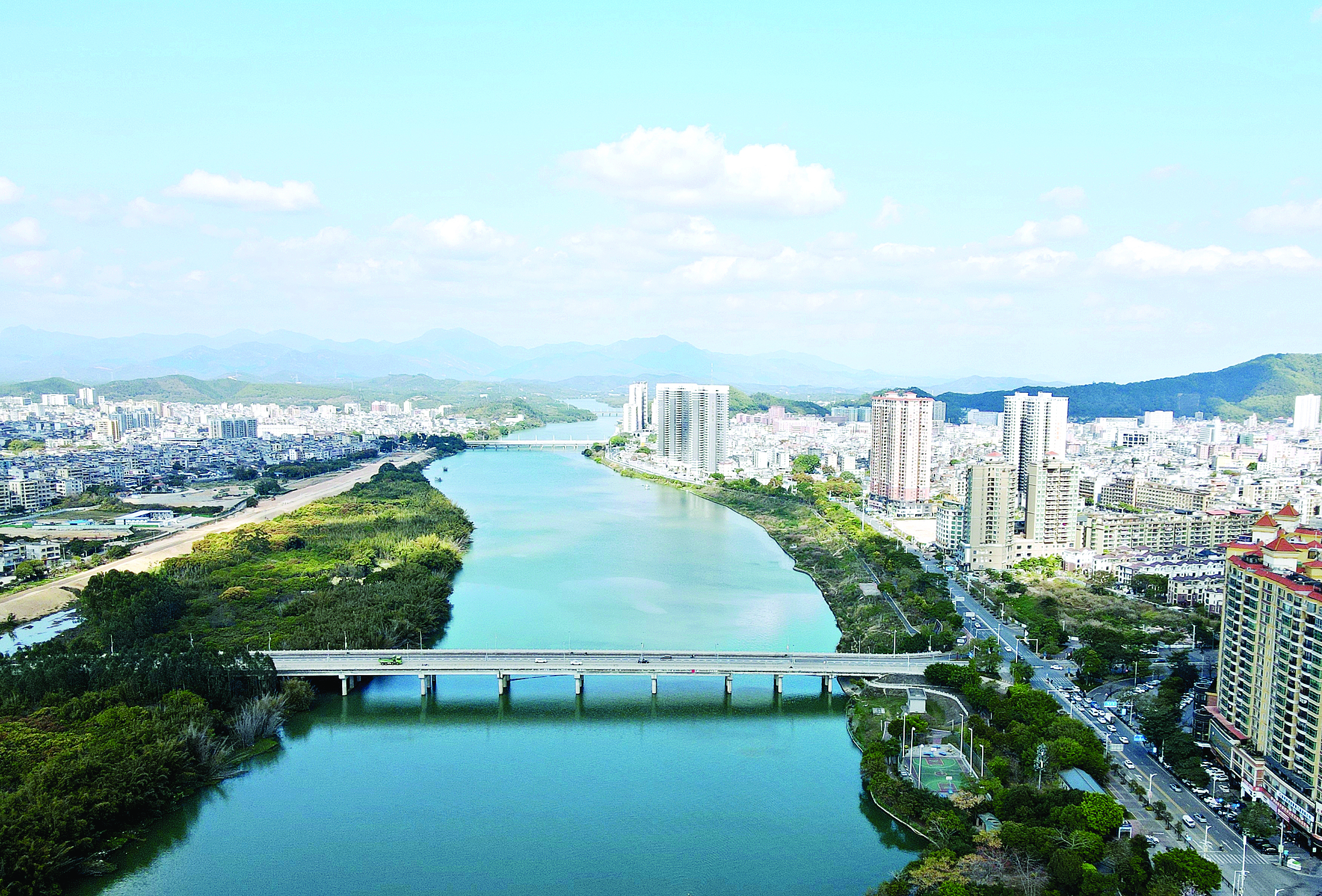     西枝江流经惠东县城。惠州日报记者黄鑫威 摄