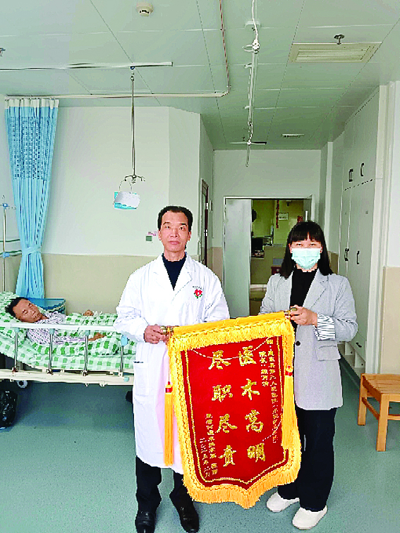     患者家属向医院送上锦旗。    惠州日报记者赖金朗 摄