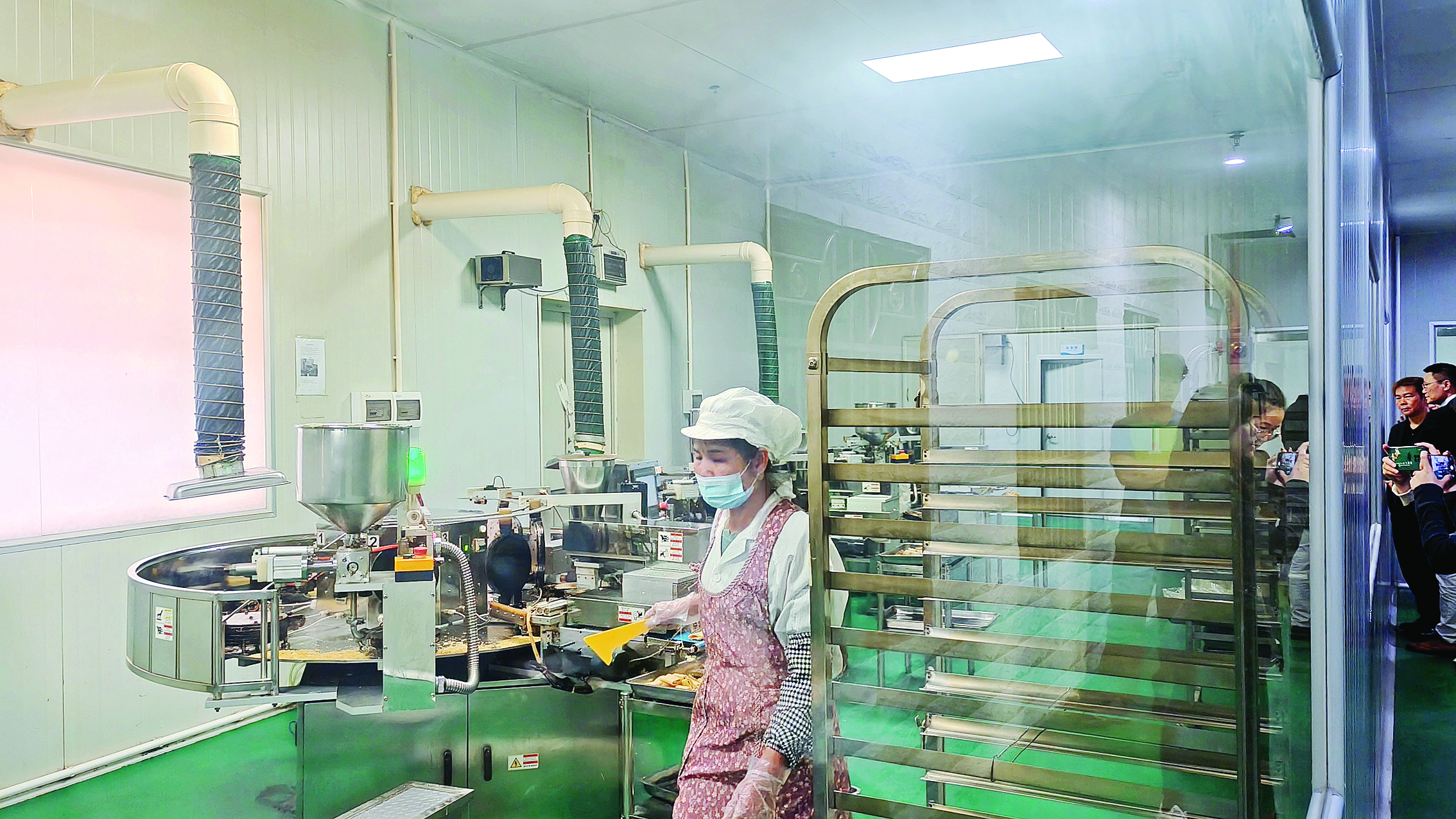     深圳企业家参观石坝蛋卷加工车间。