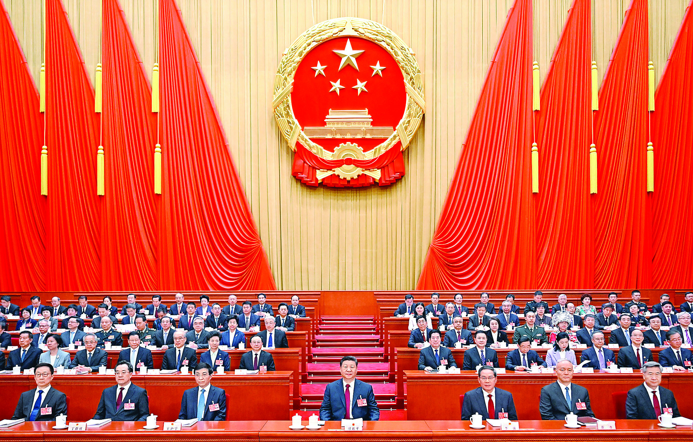     3月5日，第十四届全国人民代表大会第三次会议在北京人民大会堂开幕。党和国家领导人习近平、李强、王沪宁、蔡奇、丁薛祥、李希、韩正等出席大会。新华社发