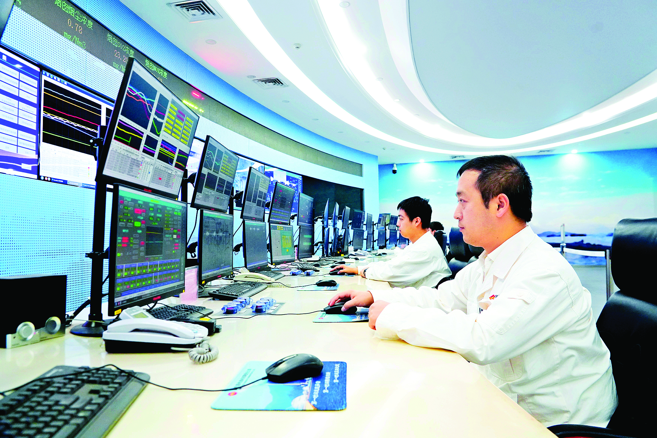     国能惠州电厂二期中控室智能管理平台大屏实时呈现生产进度、设备运行状态等情况。