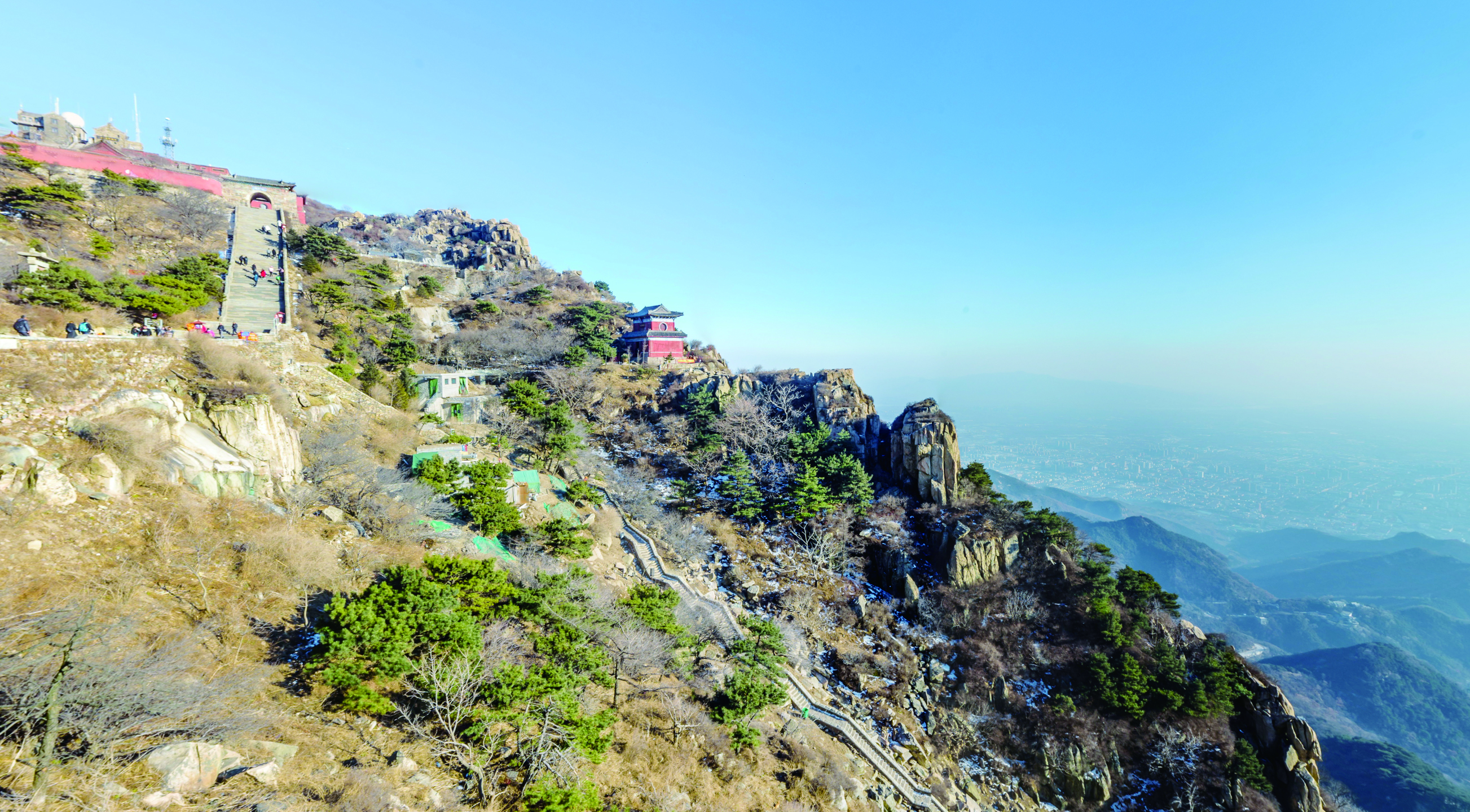     泰山气势雄伟磅礴。