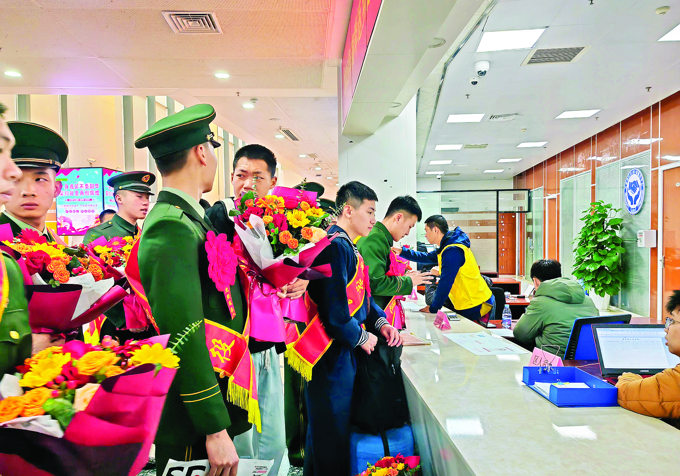     “一站式”报到服务窗口为退役军人提供暖心服务。    惠州日报记者匡湘鄂 摄
