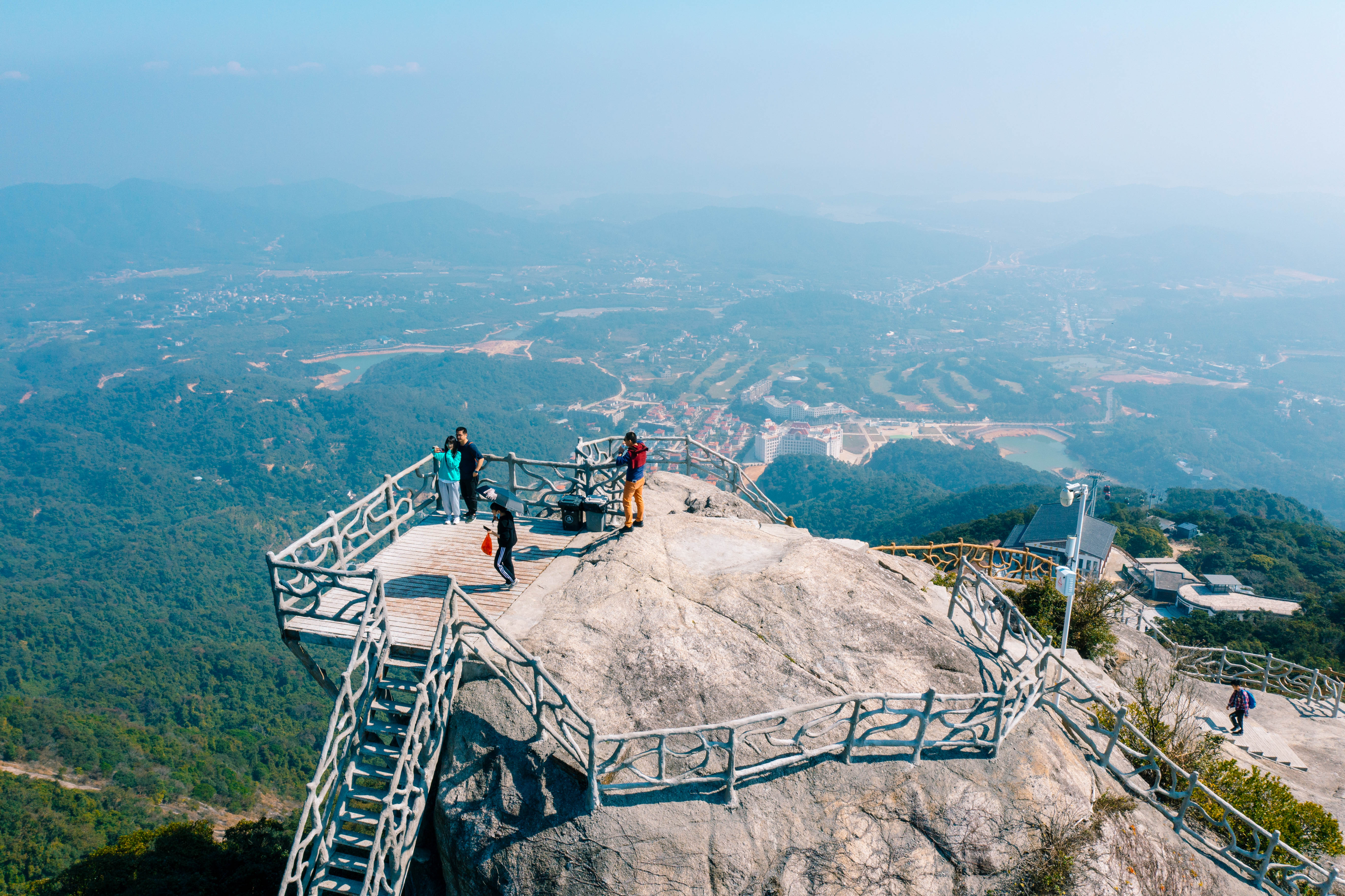     登顶罗浮山，鸟瞰惠州美景。