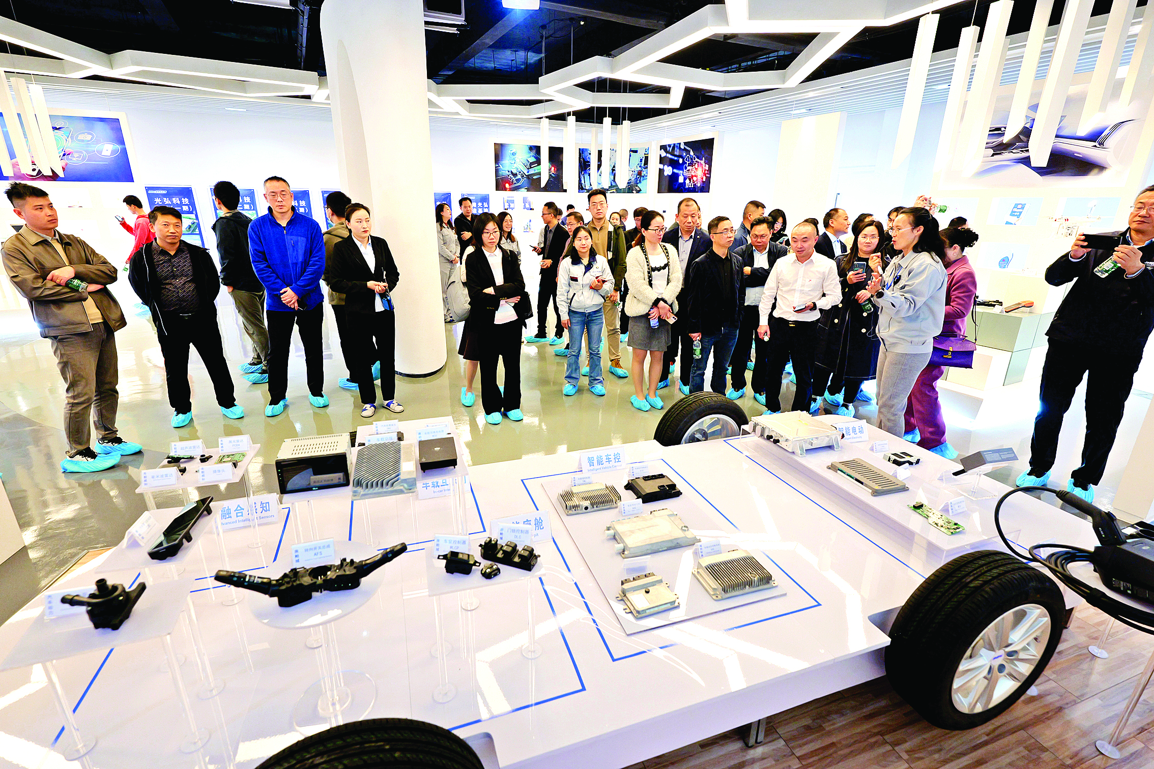     高层次人才参观企业。