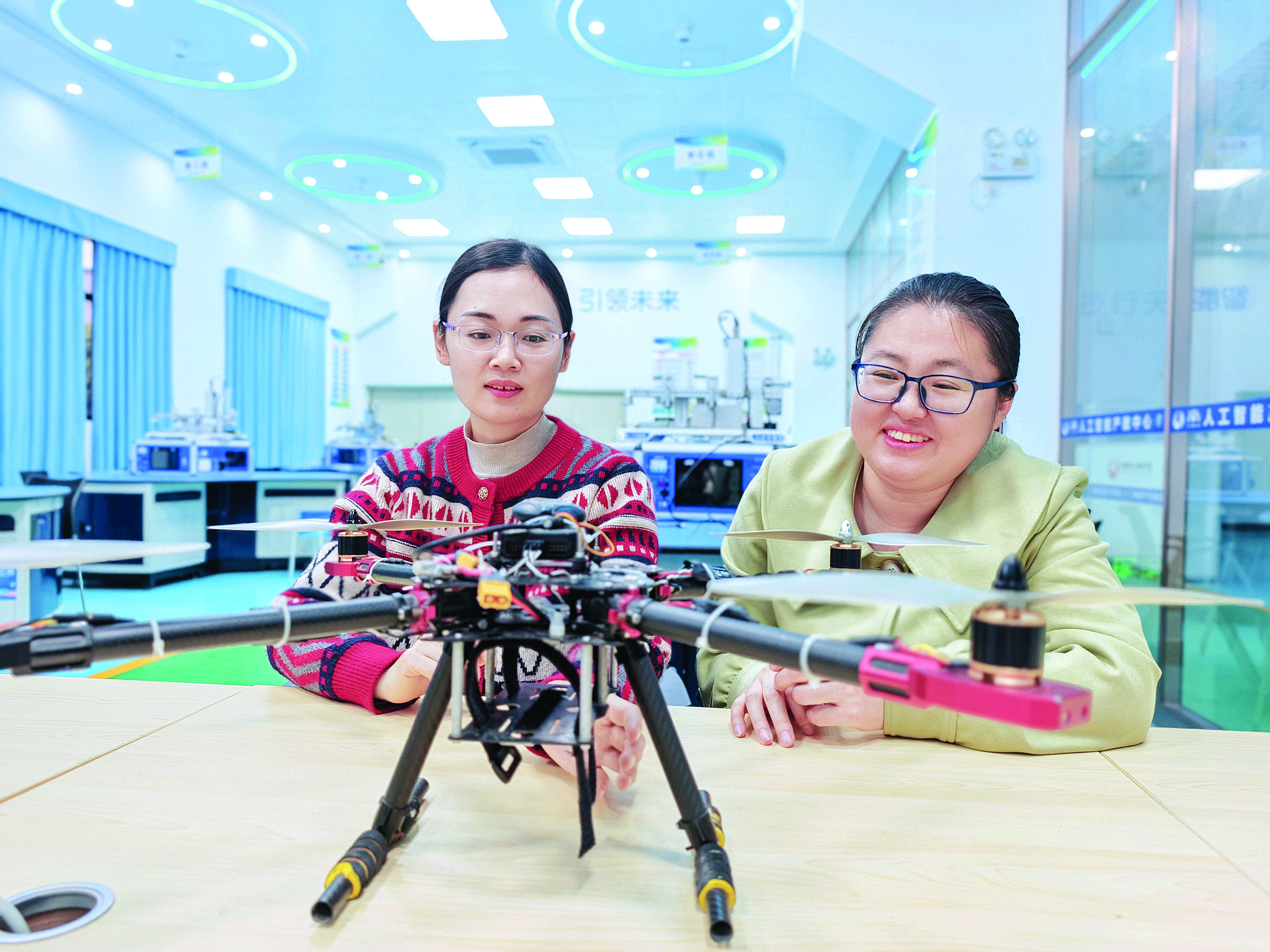     康婷霞（右）和王晓静。