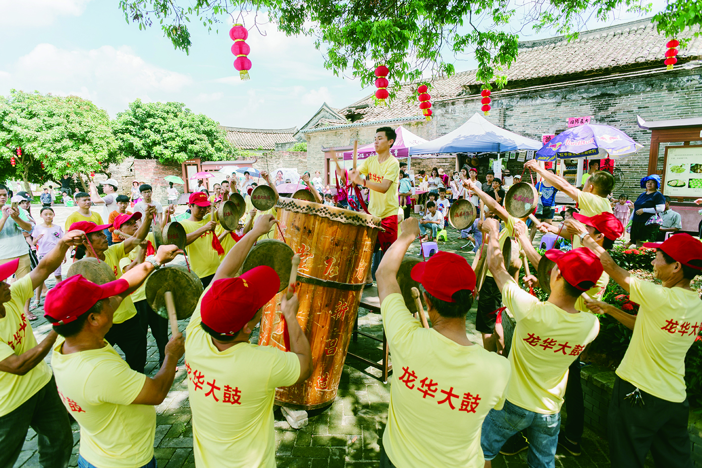     旭日古村以龙华大鼓闻名于世。