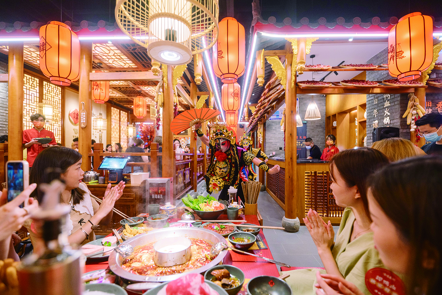     在重庆吃正宗火锅，赏川剧变脸。