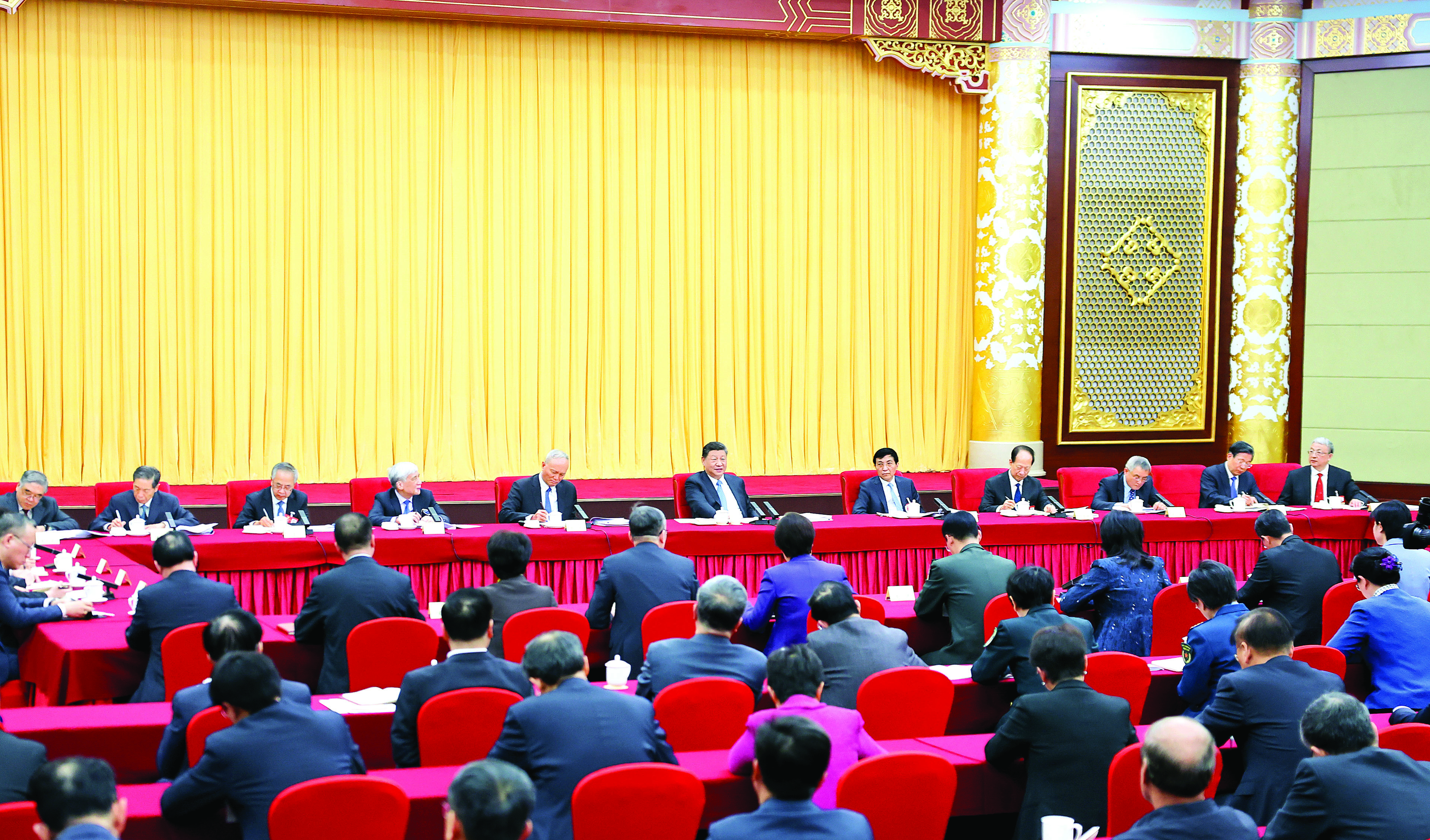     3月6日下午，中共中央总书记、国家主席、中央军委主席习近平看望参加全国政协十四届三次会议的民盟、民进、教育界委员，并参加联组会，听取意见和建议。中共中央政治局常委、全国政协主席王沪宁，中共中央政治局常委、中央办公厅主任蔡奇参加看望和讨论。新华社发